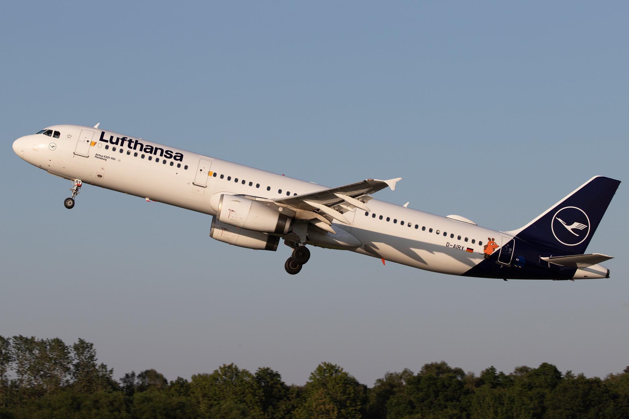 Hamburg Airport: Lufthansa (LH / DLH) | Livery: Die Maus Sticker | Airbus A321-131 A321 | D-AIRY | MSN 0901