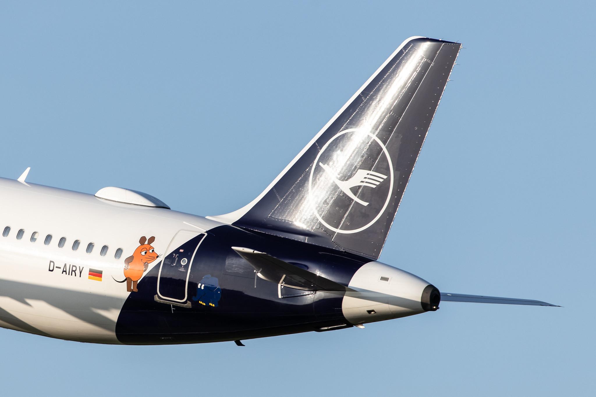 Hamburg Airport: Lufthansa (LH / DLH) | Livery: Die Maus Sticker | Airbus A321-131 A321 | D-AIRY | MSN 0901