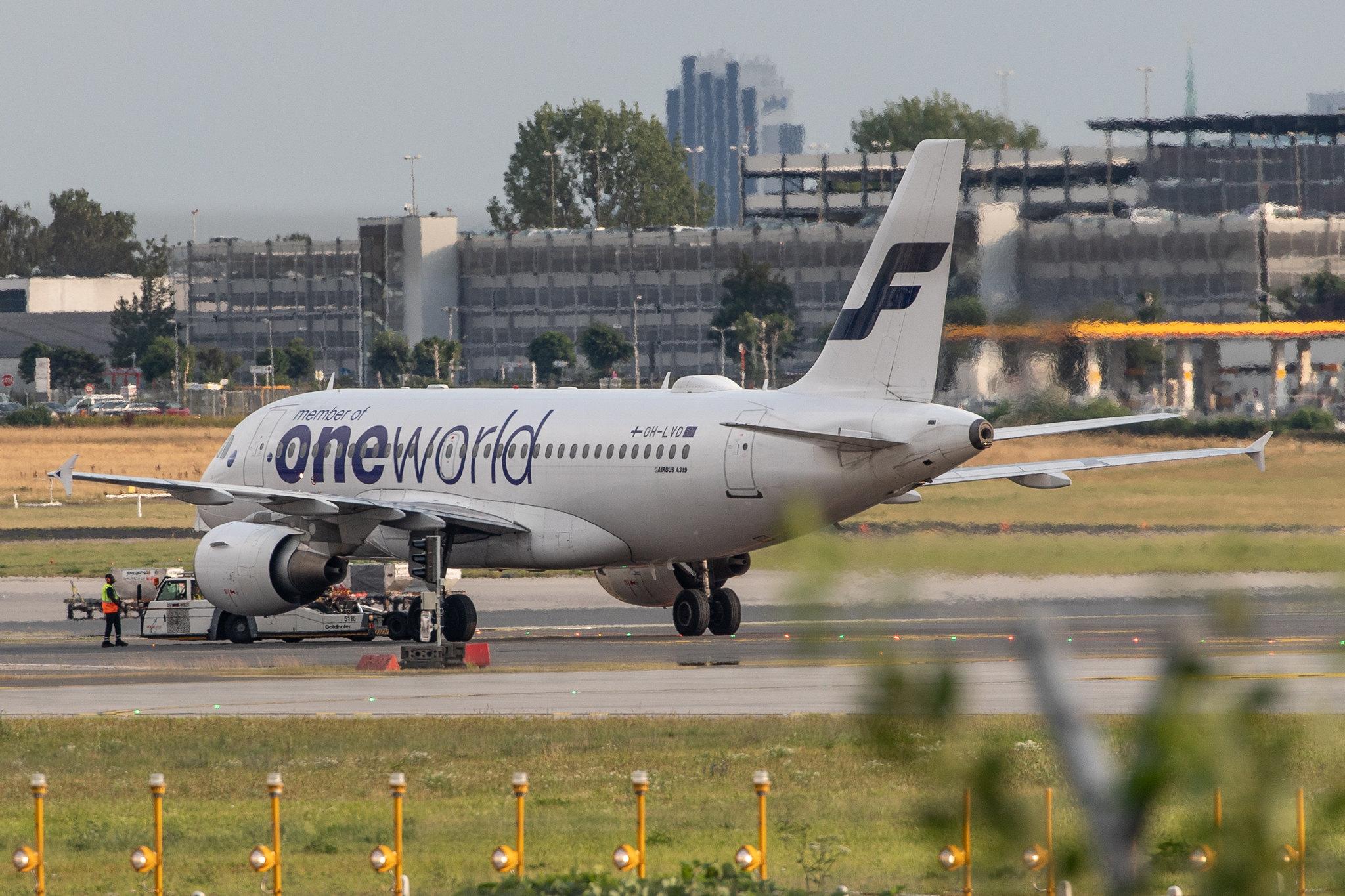 Hamburg Airport: Finnair (AY / FIN) | Livery: Oneworld Livery | Airbus A319-112 A319 | OH-LVD | MSN 1352