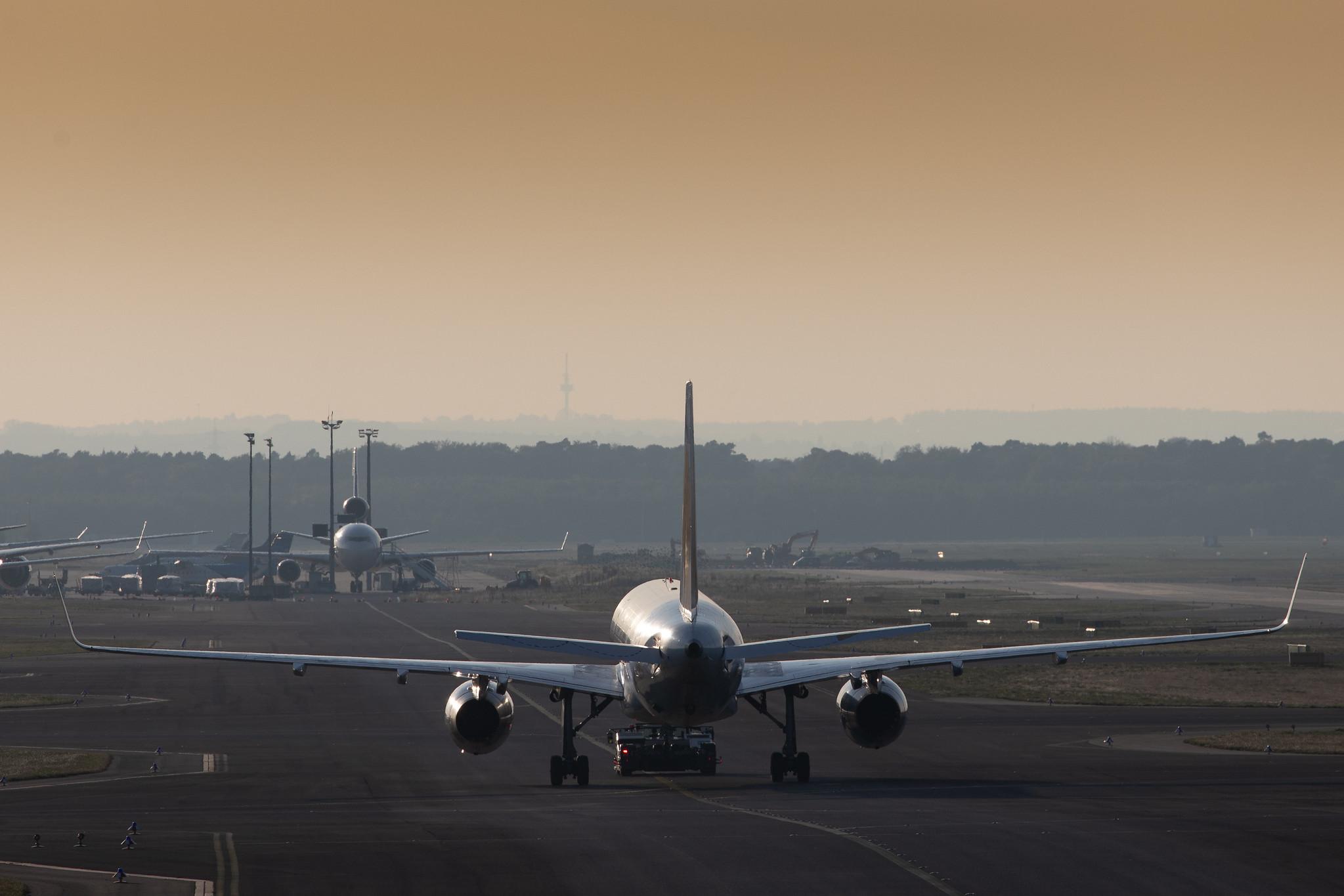 Frankfurt Airport: Condor (DE / CFG) |  Livery: Wir Lieben Fliegen Livery |  Boeing 757-330 B753 | D-ABON | MSN 29023