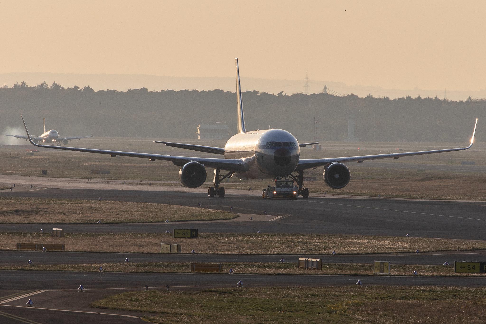 Frankfurt Airport: Condor (DE / CFG) |  Livery: Retro Livery |  Boeing 767-31B(ER) B763 | D-ABUM | MSN 25170