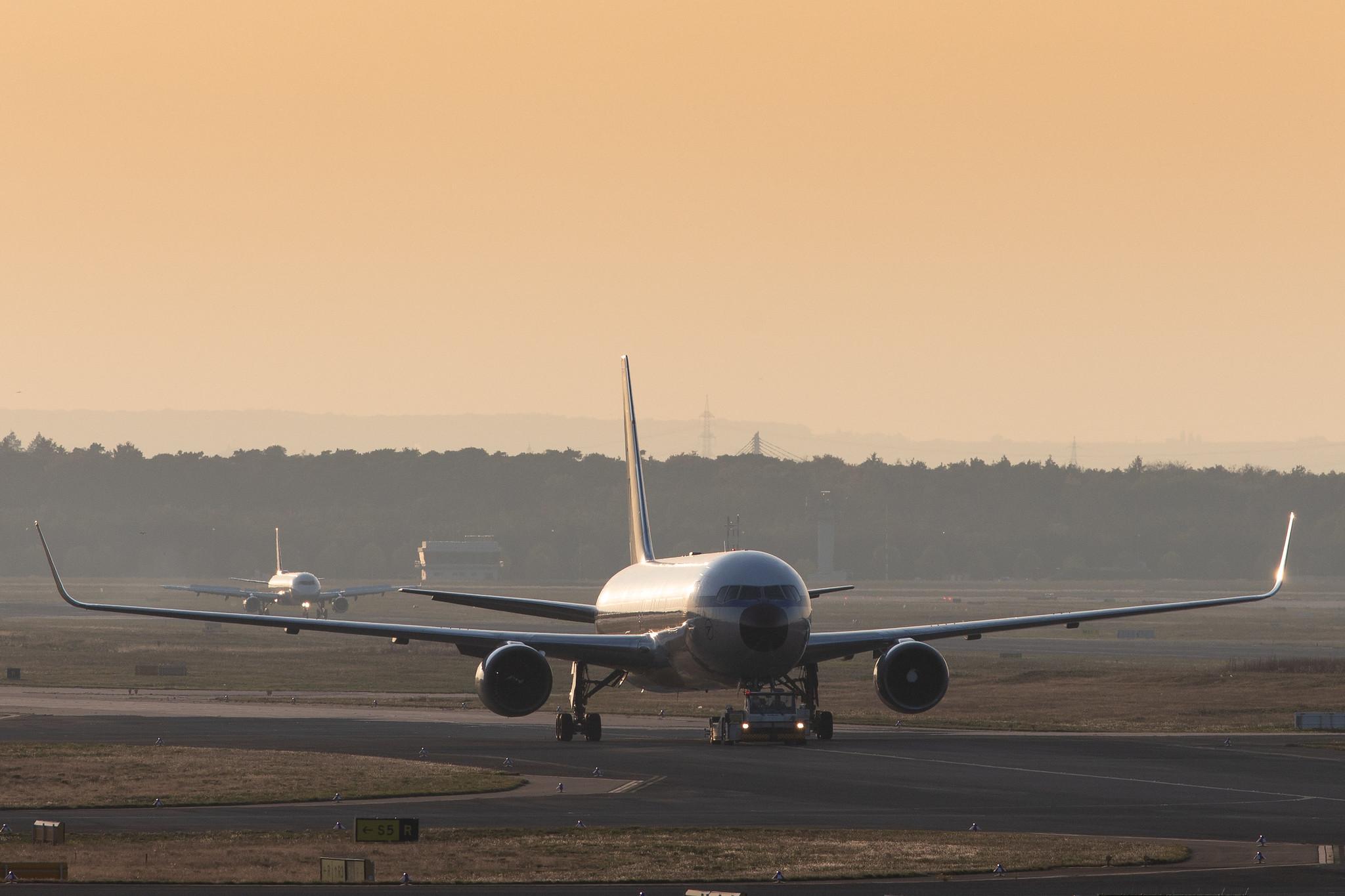 Frankfurt Airport: Condor (DE / CFG) |  Livery: Retro Livery |  Boeing 767-31B(ER) B763 | D-ABUM | MSN 25170
