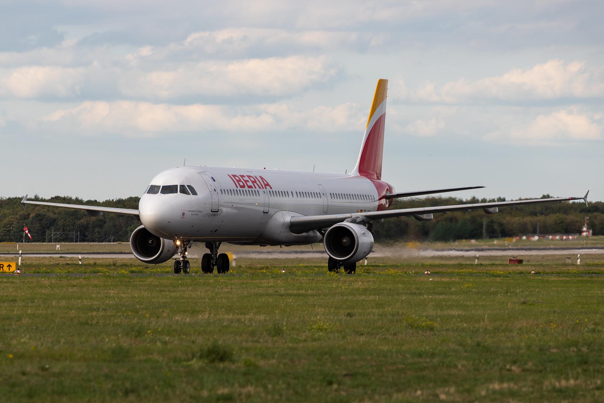 Düsseldorf Airport: Iberia (IB / IBE) |  Airbus A321-212 A321 | EC-HUI | MSN 1027