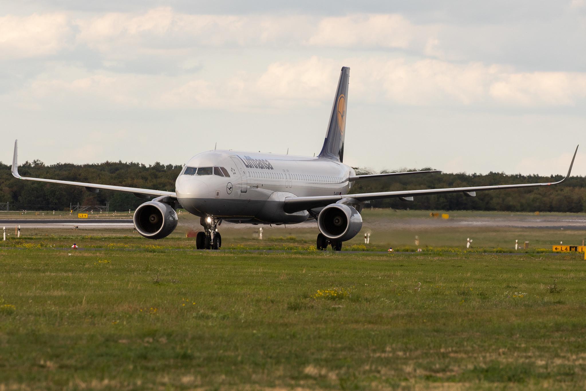 Düsseldorf Airport: Lufthansa (LH / DLH) |  Airbus A320-214 A320 | D-AIUU | MSN 7158