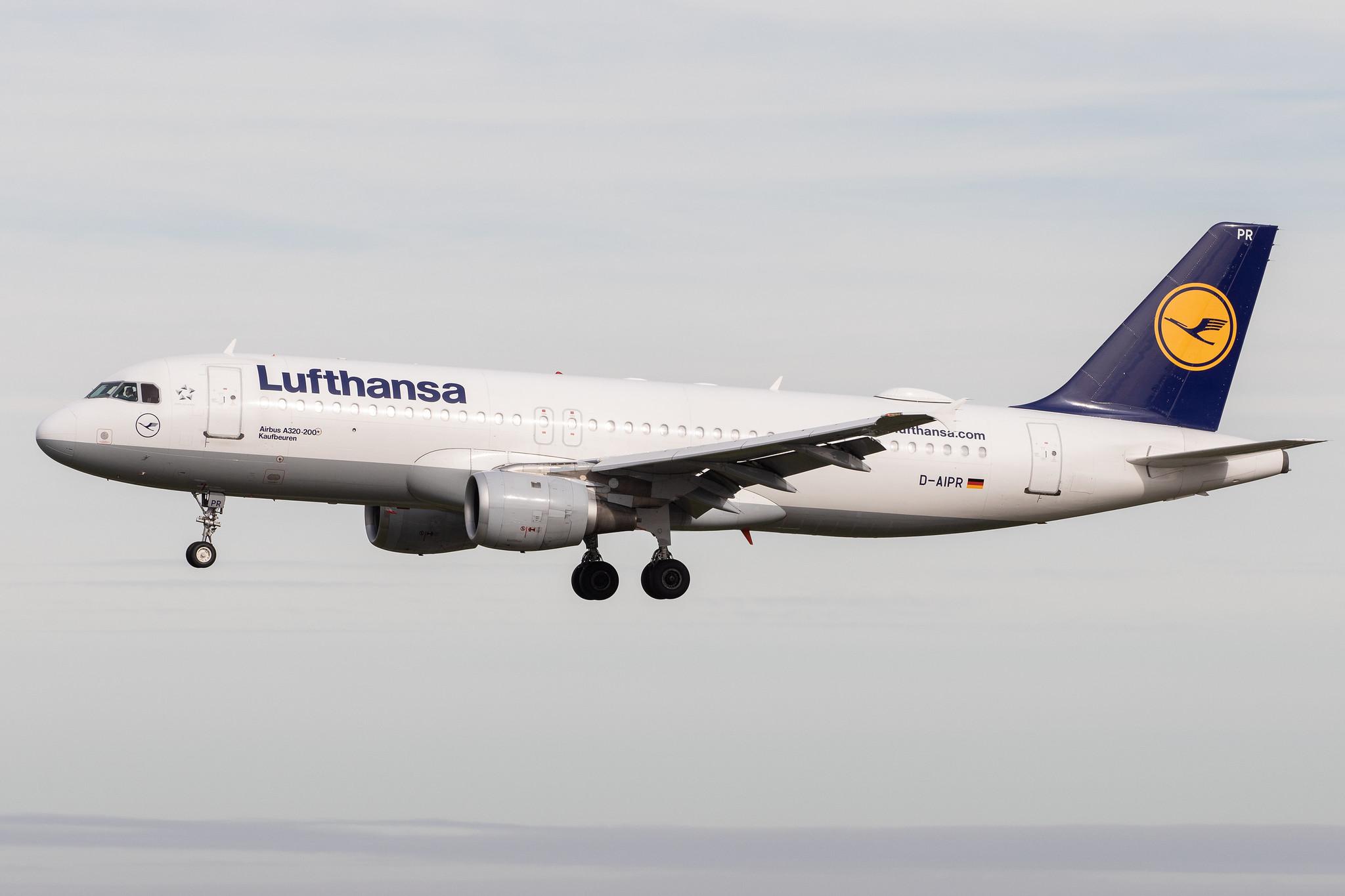 Hamburg Airport: Lufthansa (LH / DLH) |  Airbus A321-131 A321 | D-AIRR | MSN 0567