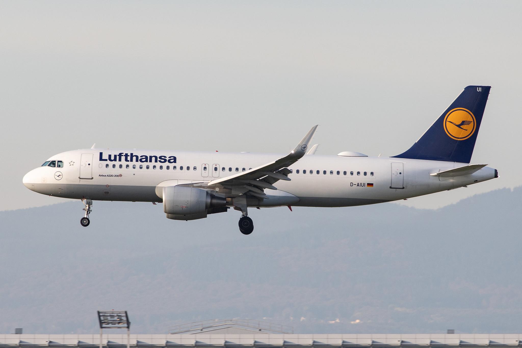 Frankfurt Airport: Lufthansa (LH / DLH) |  Airbus A320-214 A320 | D-AIUI | MSN 6265