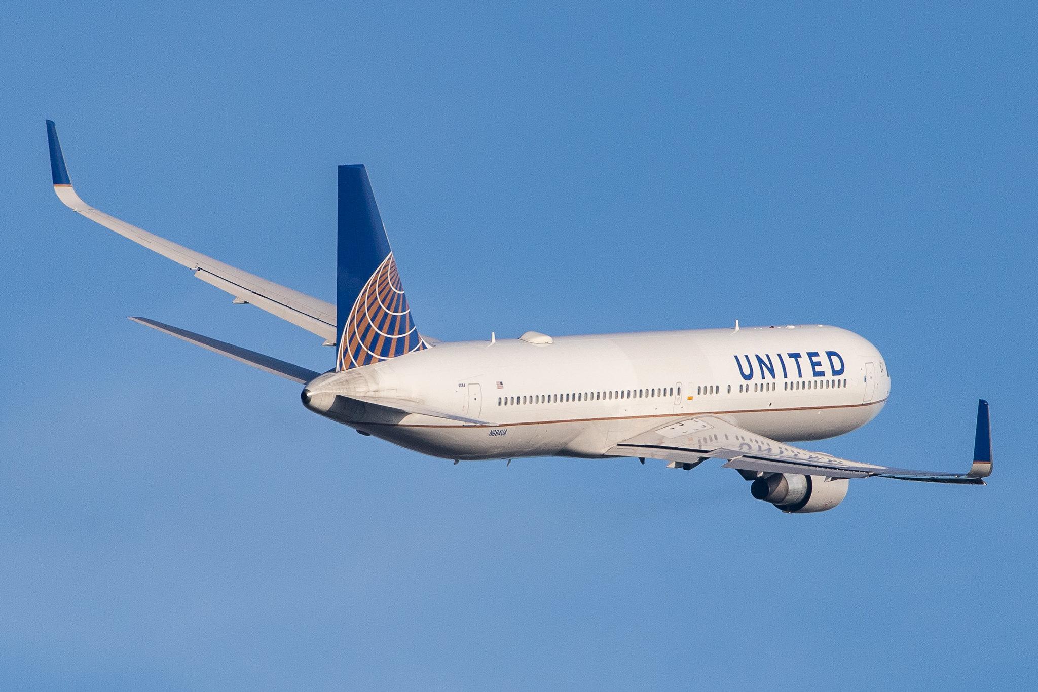 London Heathrow Airport: United Airlines (UA / UAL) |  Boeing 767-3CB(ER) B763 | N684UA | MSN 33466