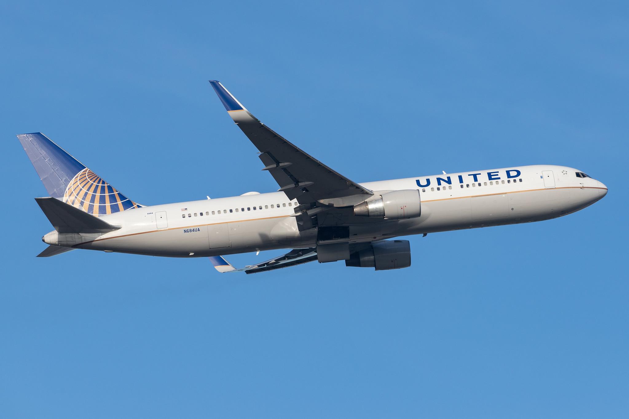 London Heathrow Airport: United Airlines (UA / UAL) |  Boeing 767-3CB(ER) B763 | N684UA | MSN 33466
