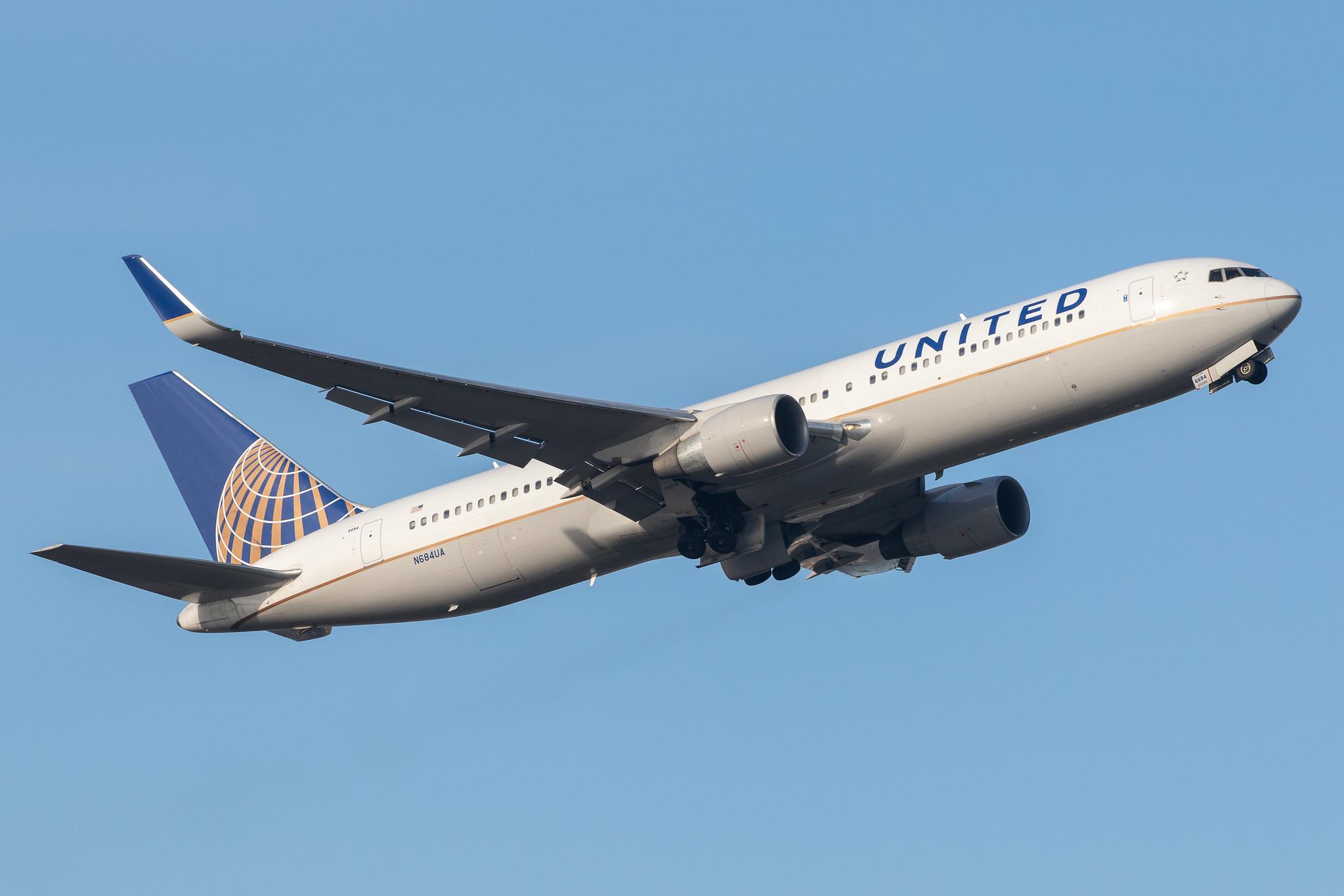 London Heathrow Airport: United Airlines (UA / UAL) |  Boeing 767-3CB(ER) B763 | N684UA | MSN 33466