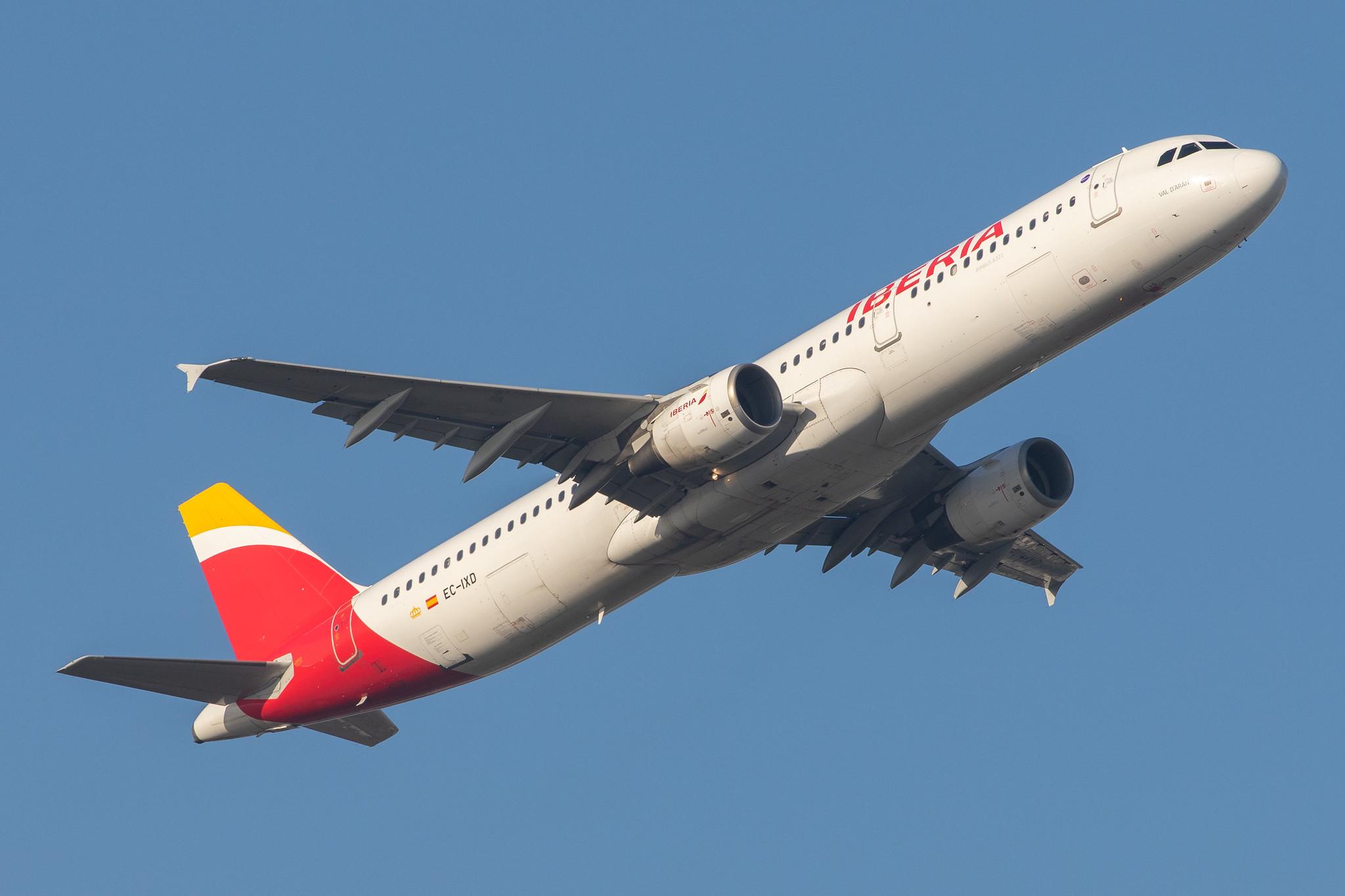 London Heathrow Airport: Iberia (IB / IBE) |  Airbus A321-212 A321 | EC-IXD | MSN 2220