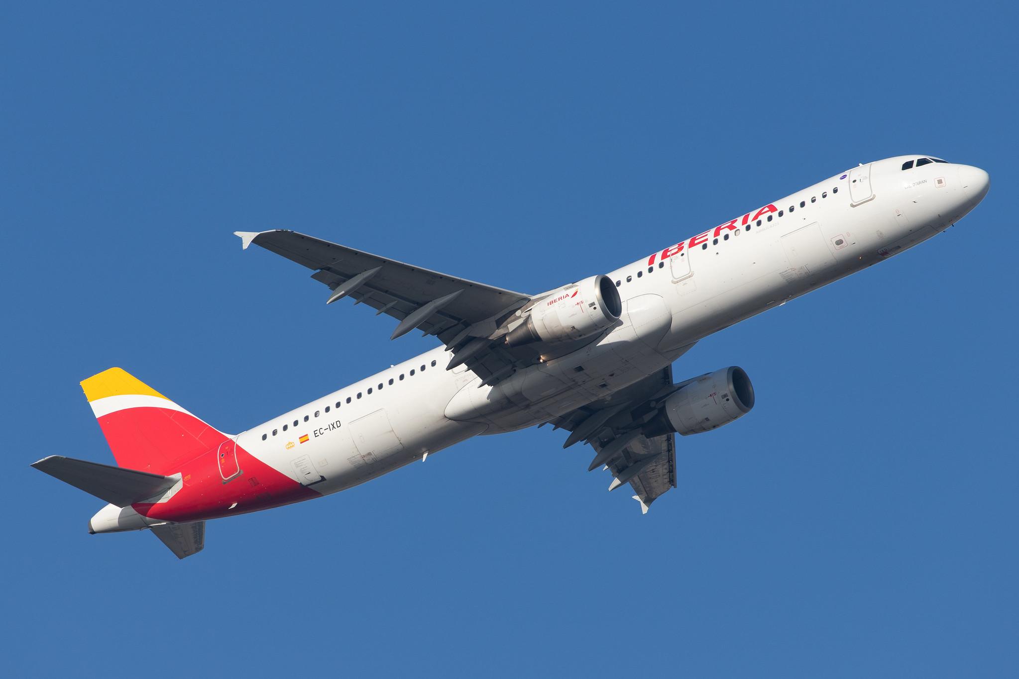 London Heathrow Airport: Iberia (IB / IBE) |  Airbus A321-212 A321 | EC-IXD | MSN 2220