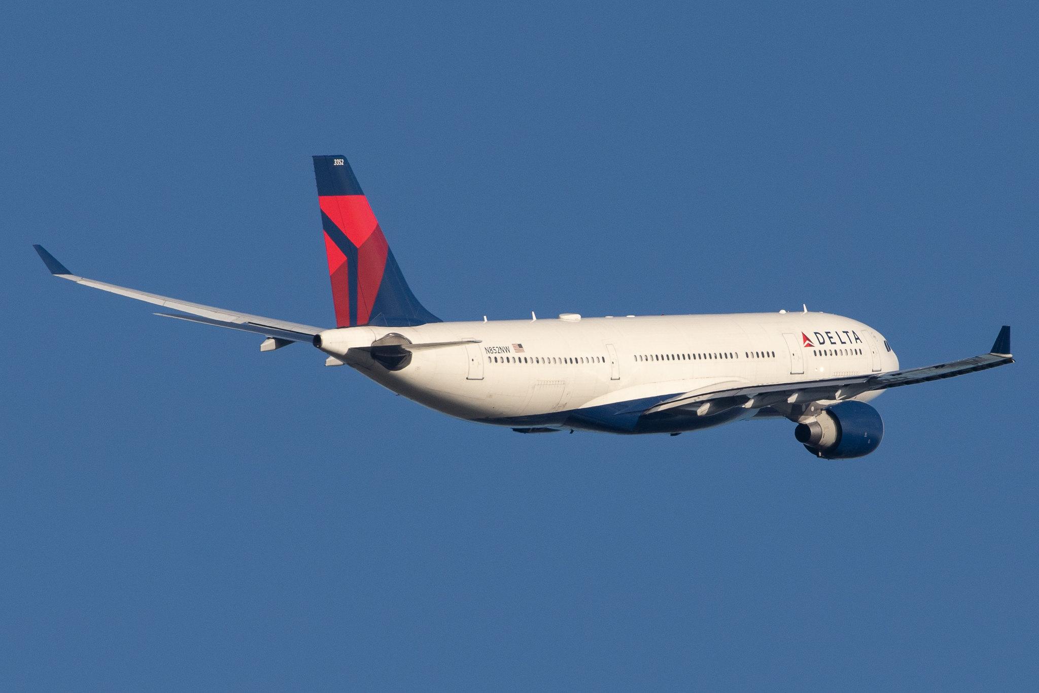 London Heathrow Airport: Delta Air Lines (DL / DAL) |  Airbus A330-223 A332 | N852NW | MSN 0614