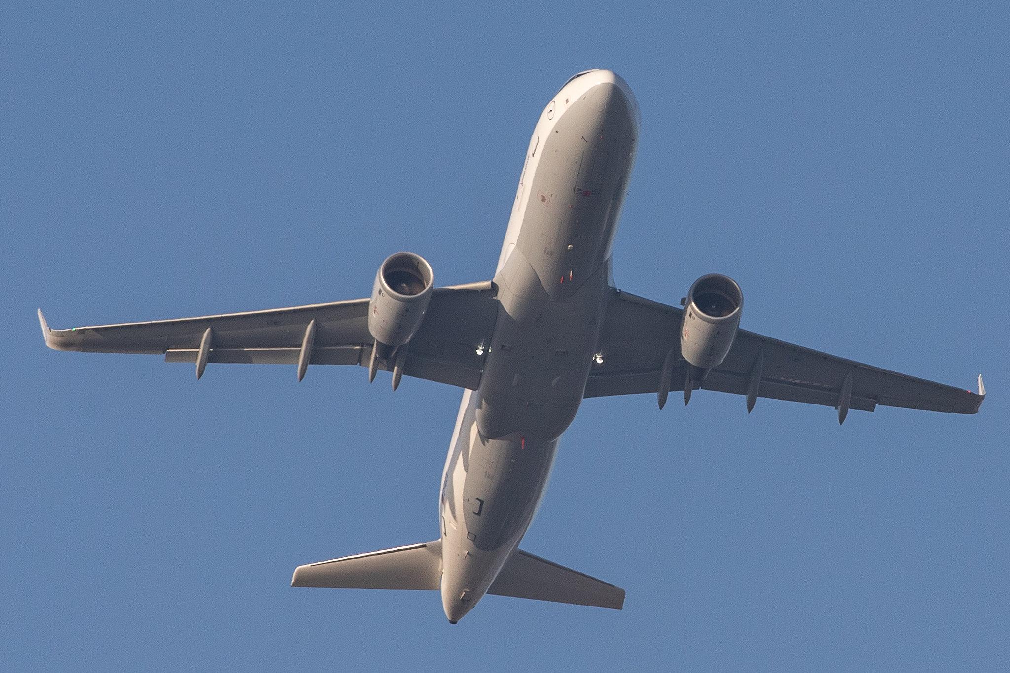 London Heathrow Airport: Lufthansa (LH / DLH) |  Airbus A320-214 A320 | D-AIUV | MSN 7174