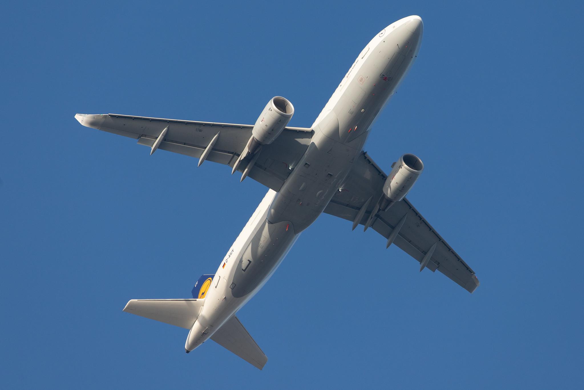 London Heathrow Airport: Lufthansa (LH / DLH) |  Airbus A320-214 A320 | D-AIUV | MSN 7174