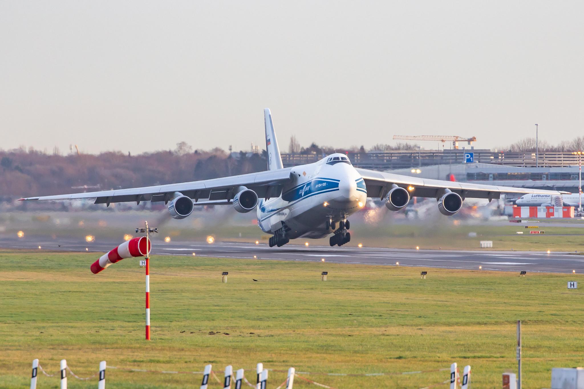 Hamburg Airport: Volga-Dnepr Airlines (VI / VDA) |  Antonov An-124 A124 | RA-82043 | MSN 9773054155101