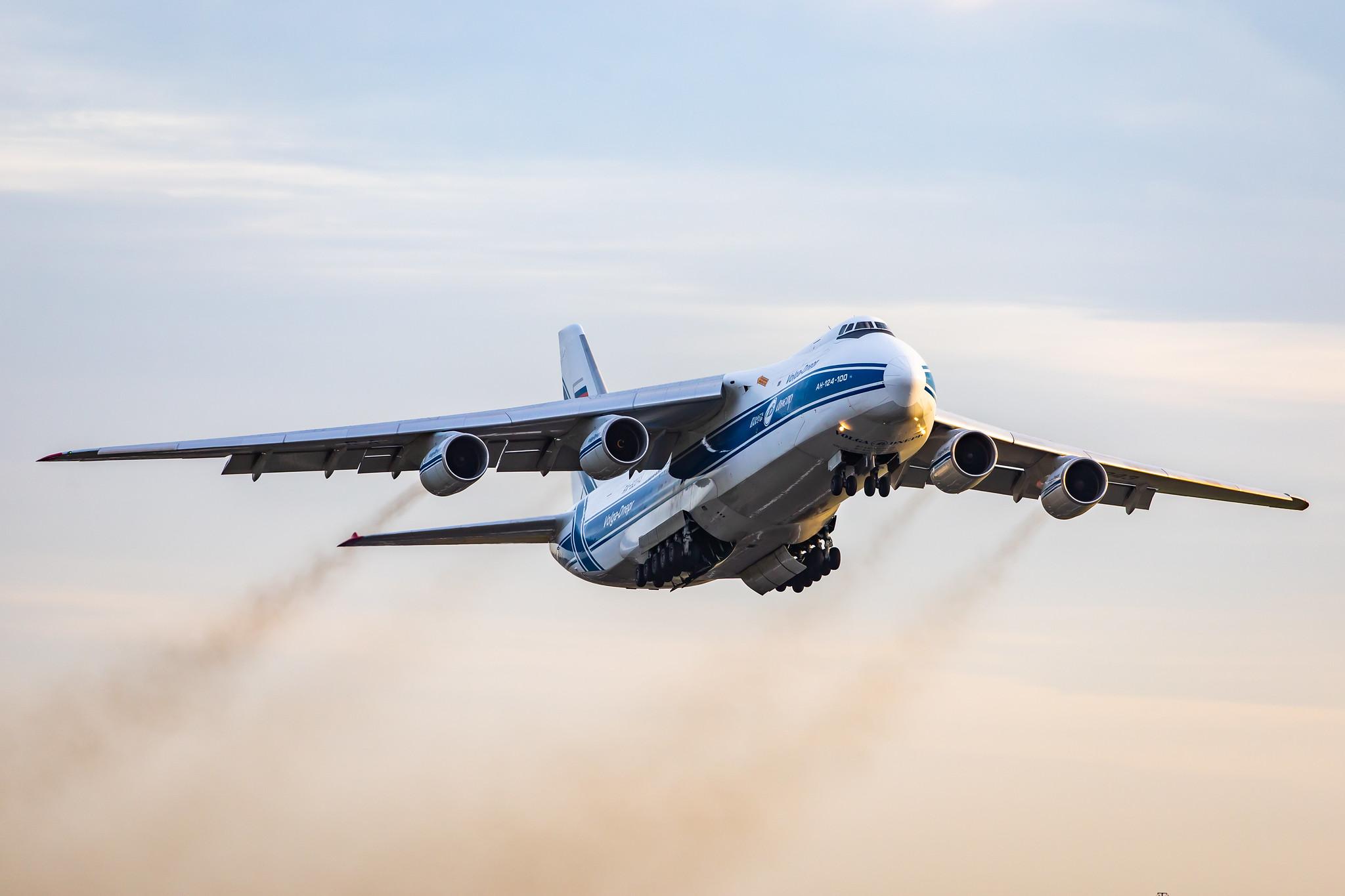 Hamburg Airport: Volga-Dnepr Airlines (VI / VDA) |  Antonov An-124 A124 | RA-82043 | MSN 9773054155101