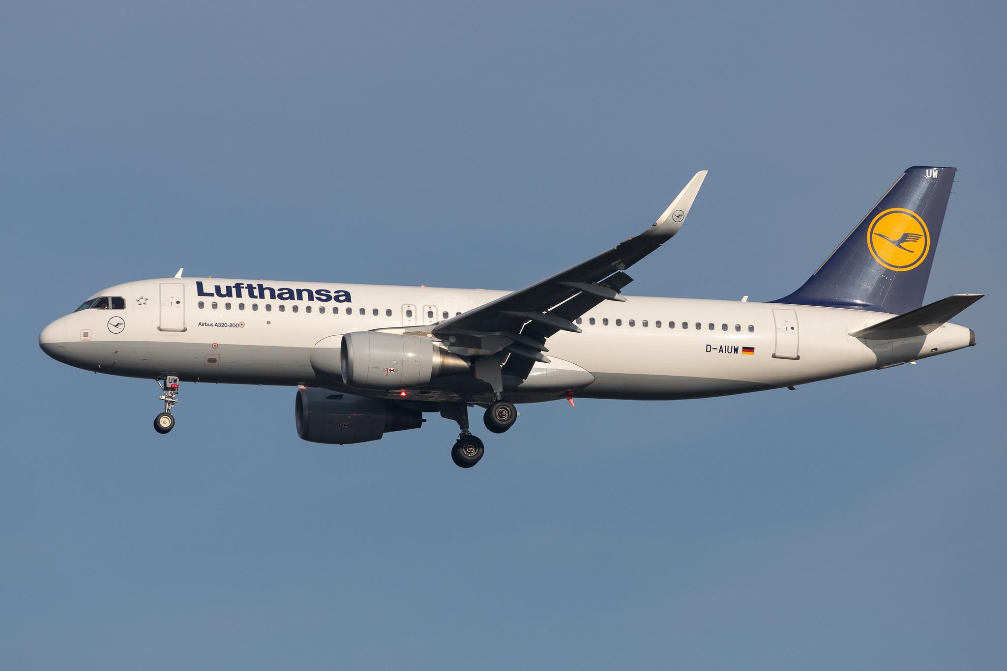 London Heathrow Airport: Lufthansa (LH / DLH) |  Airbus A320-214 A320 | D-AIUW | MSN 7251