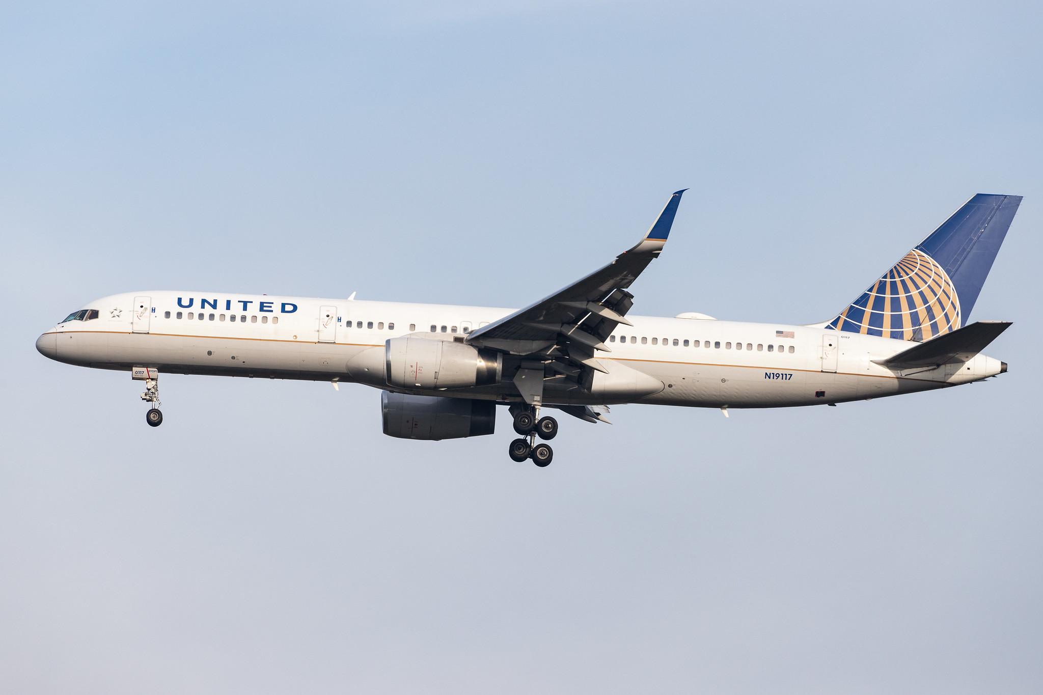London Heathrow Airport: United Airlines (UA / UAL) |  Boeing 757-224 B752 | N19117 | MSN 27559