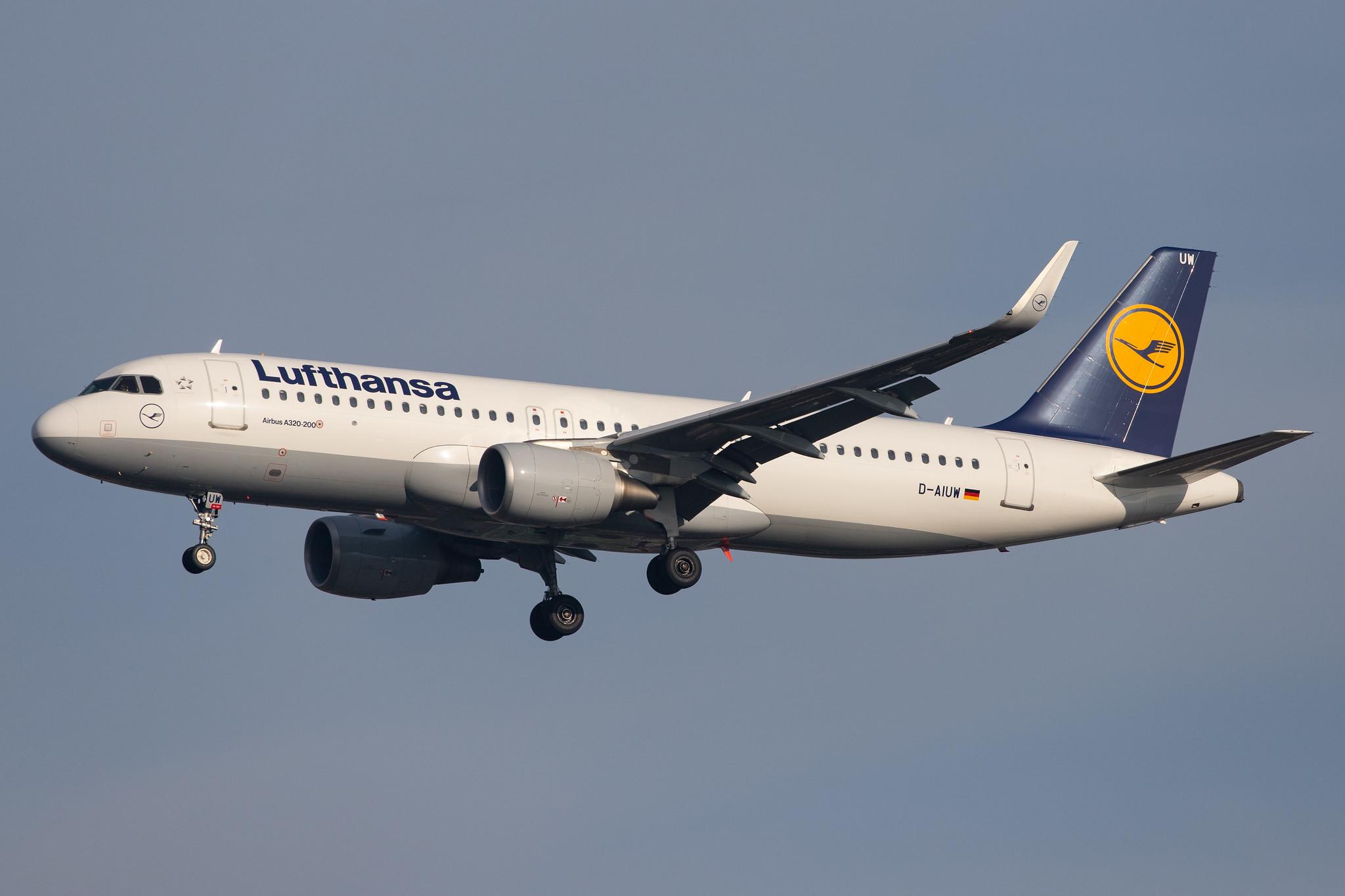 London Heathrow Airport: Lufthansa (LH / DLH) |  Airbus A320-214 A320 | D-AIUW | MSN 7251