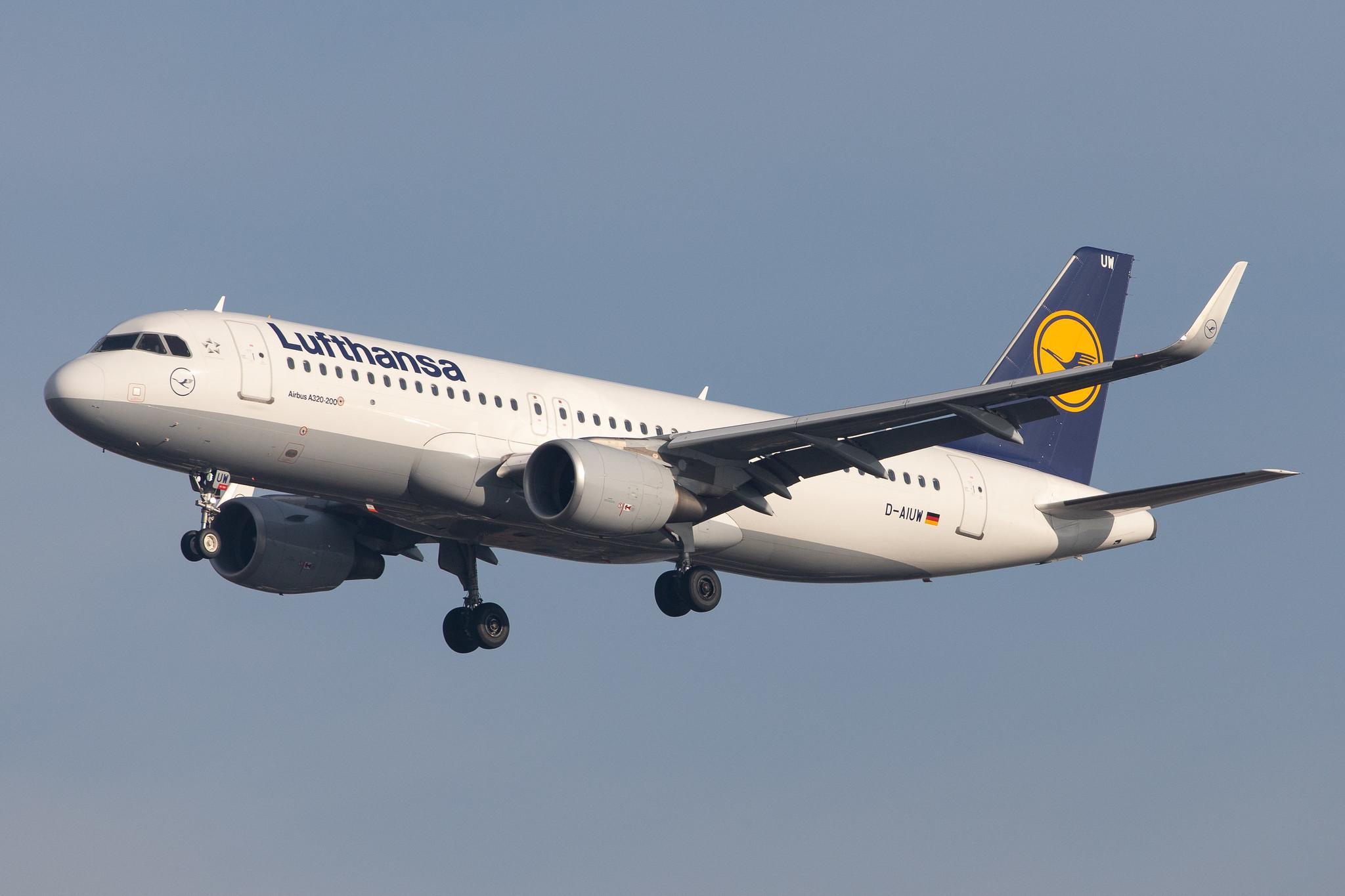 London Heathrow Airport: Lufthansa (LH / DLH) |  Airbus A320-214 A320 | D-AIUW | MSN 7251