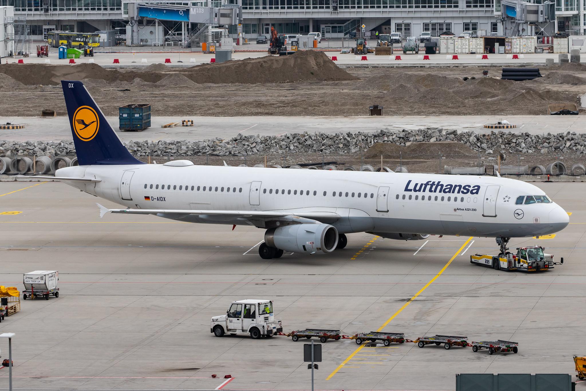 Munich Airport: Lufthansa (LH / DLH) |  Airbus A321-231 A321 | D-AIDX | MSN 6451