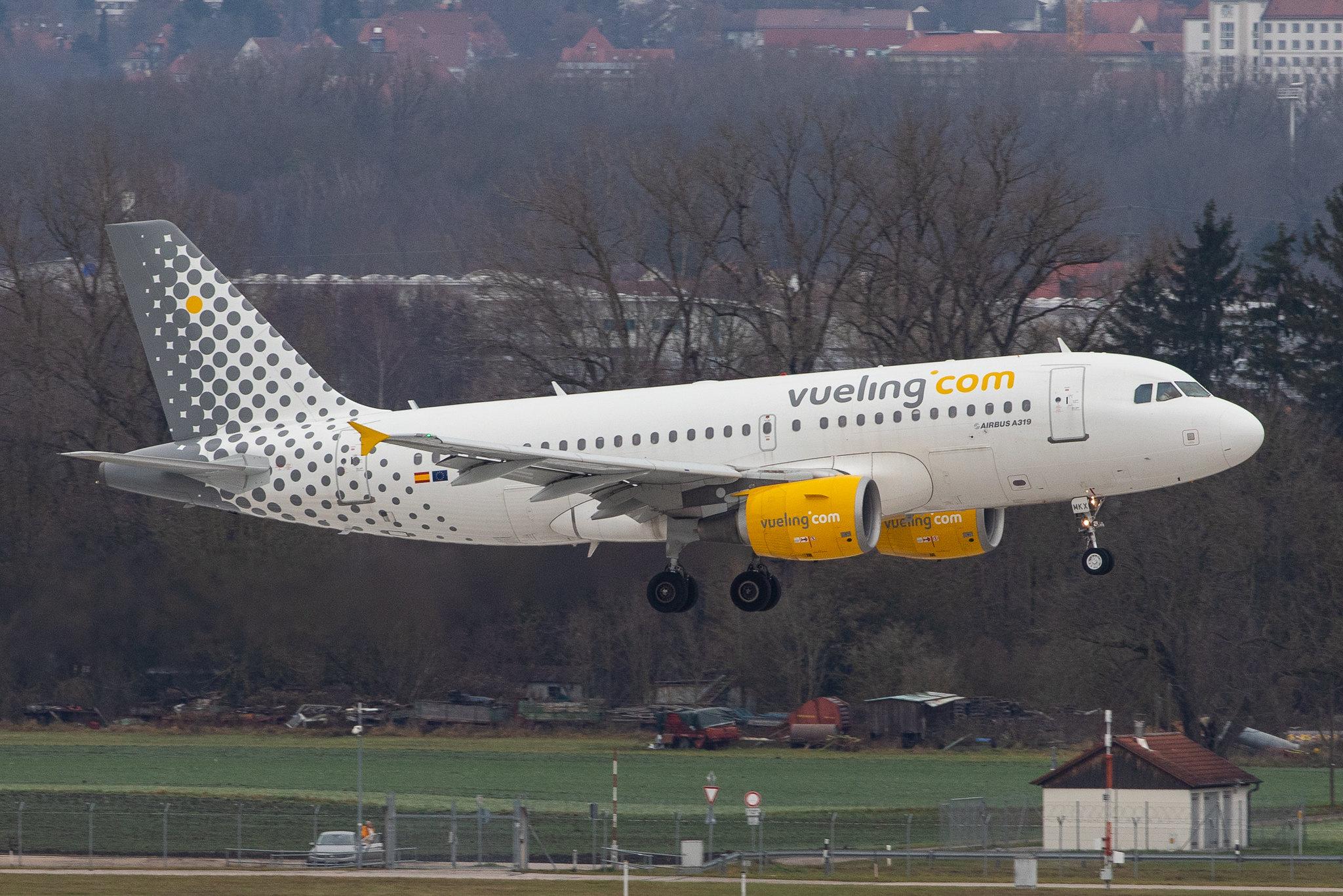 Munich Airport: Vueling (VY / VLG) |  Airbus A319-111 A319 | EC-MKX | MSN 3054