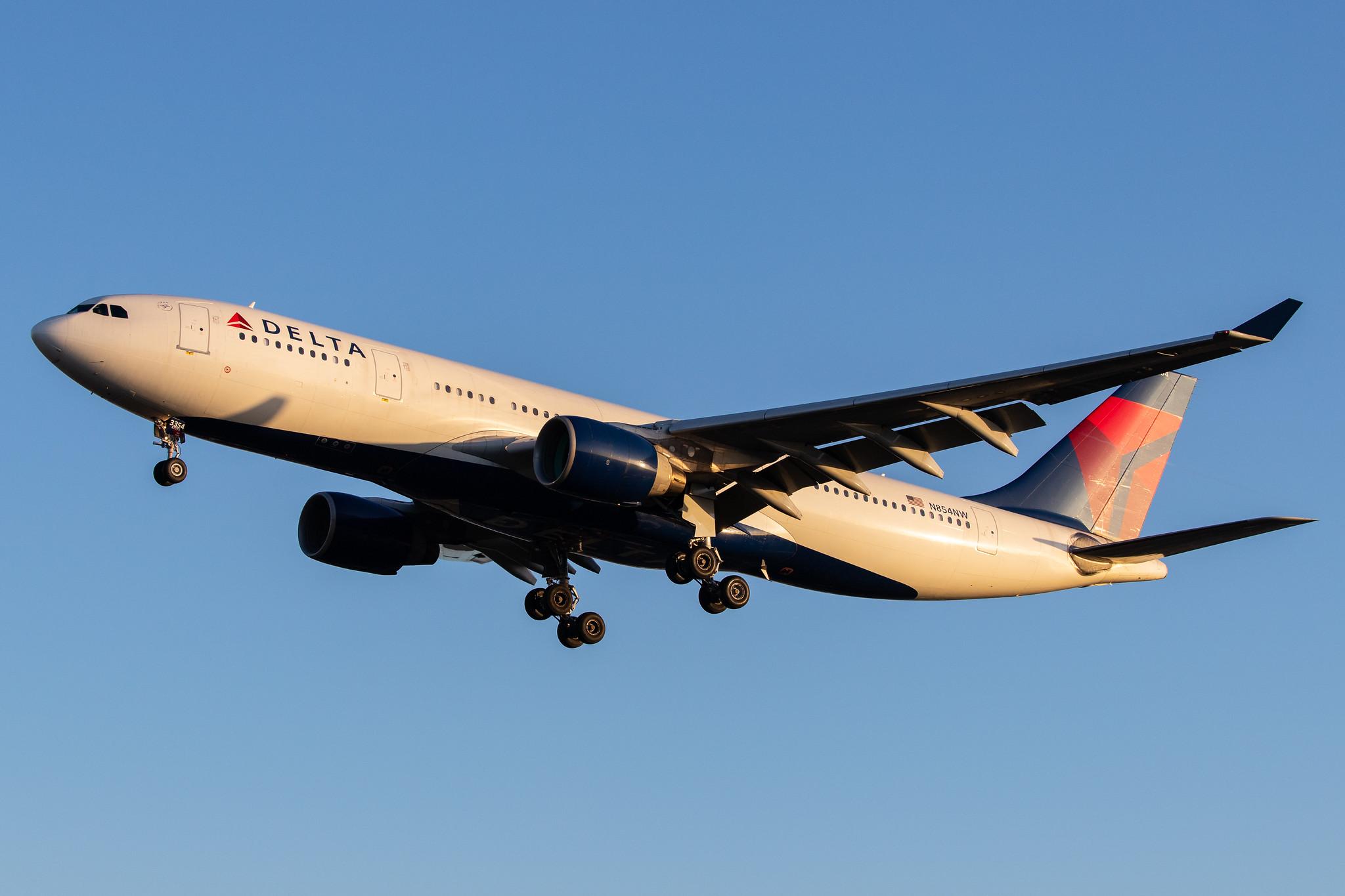 London Heathrow Airport: Delta Air Lines (DL / DAL) |  Airbus A330-223 A332 | N854NW | MSN 0620