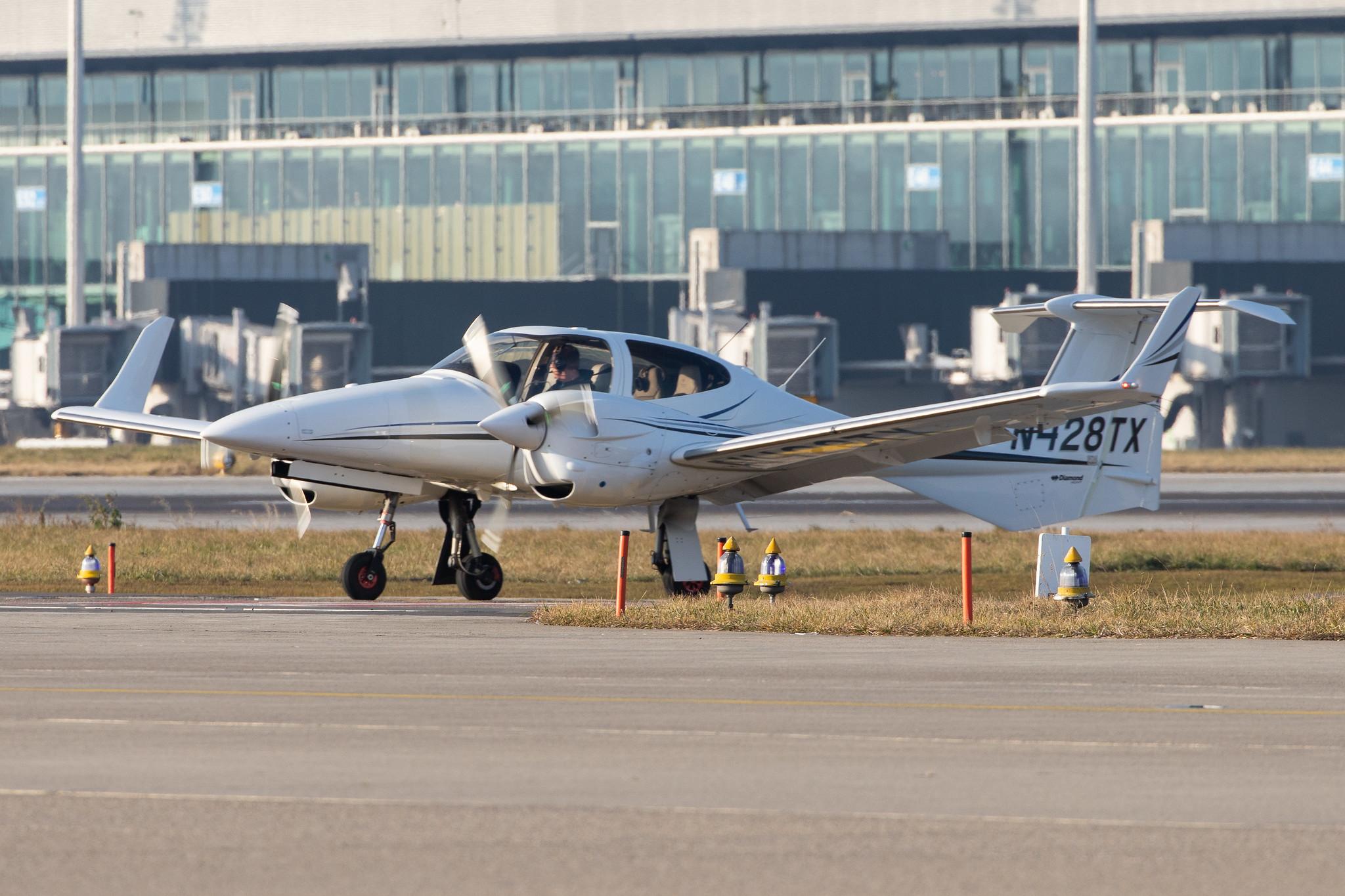 Flughafen Zürich: Private owner |  Diamond DA42 NG Twin Star DA42 | N428TX | MSN 42.N115