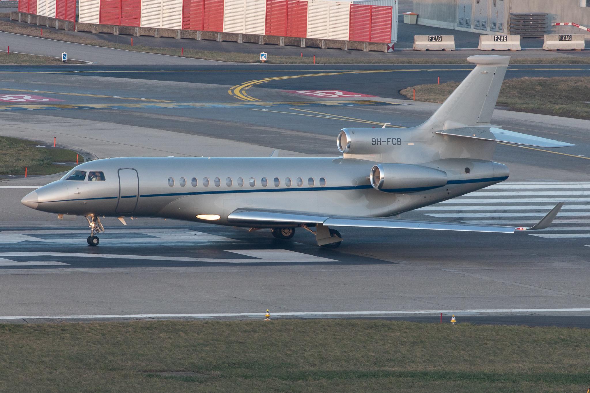 Flughafen Zürich: Albinati Aeronautics |  Dassault Falcon 7X FA7X | 9H-FCB | MSN 34