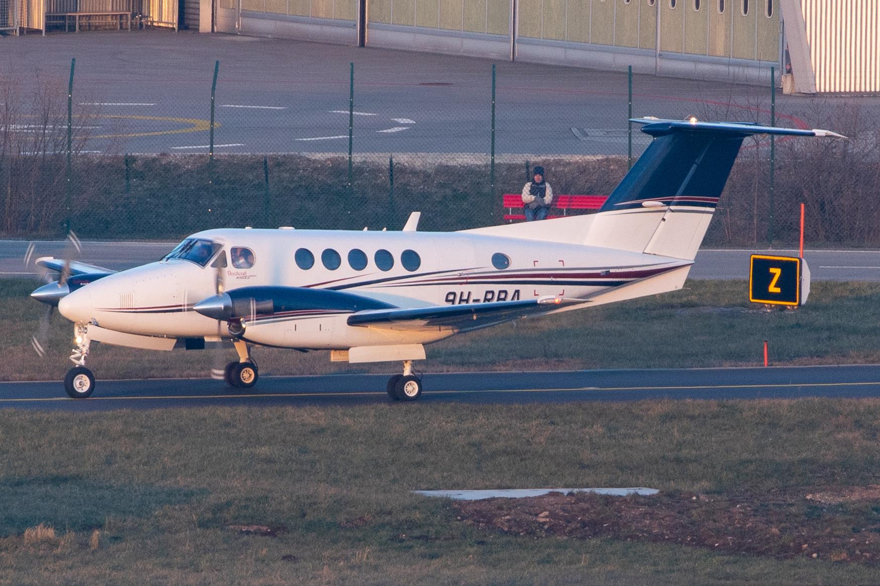 Flughafen Zürich: Tyrolean Jet Service Malta |  Beech B200GT Super King Air BE20 | 9H-RBA | MSN BY-3
