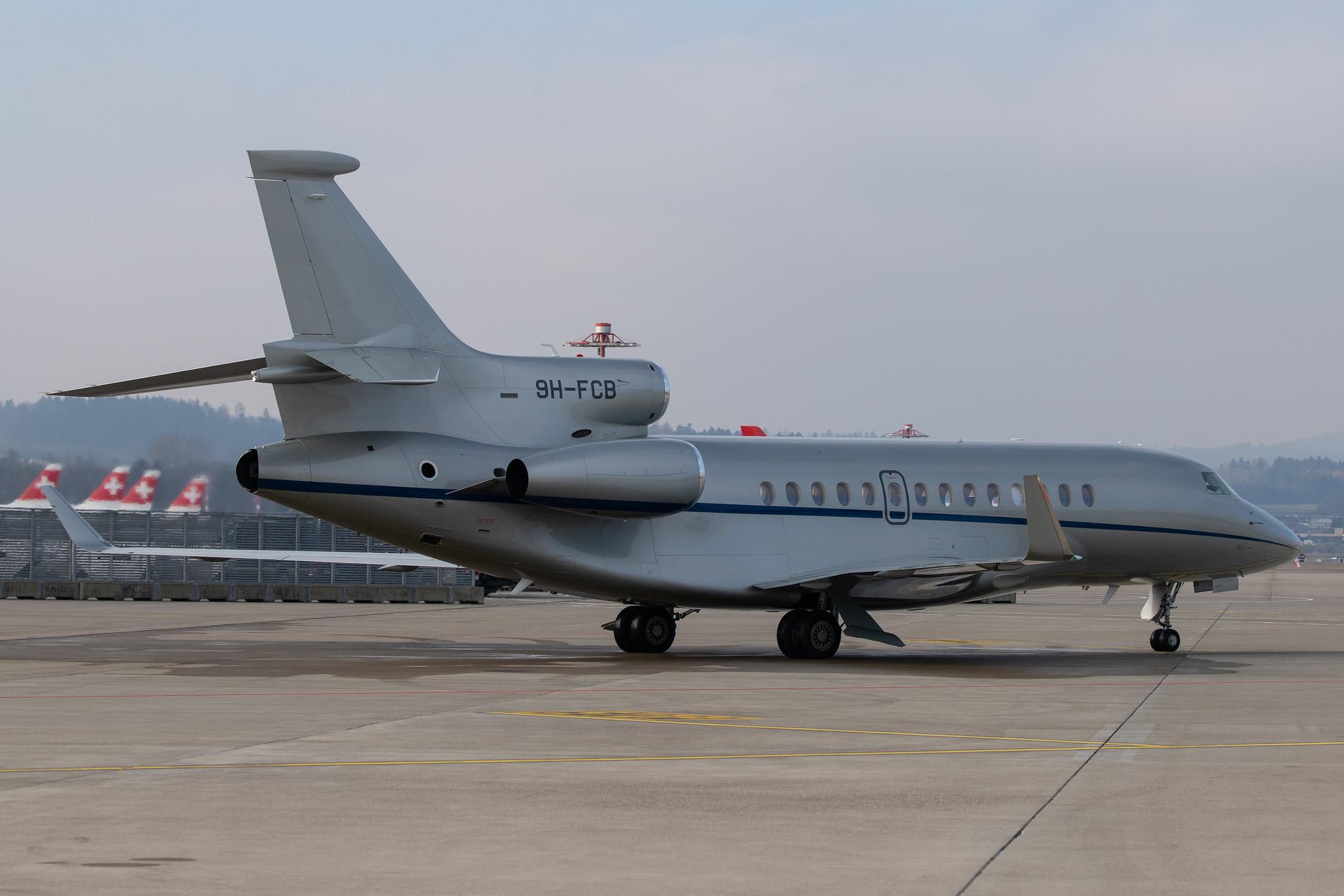 Flughafen Zürich: Albinati Aeronautics |  Dassault Falcon 7X FA7X | 9H-FCB | MSN 34