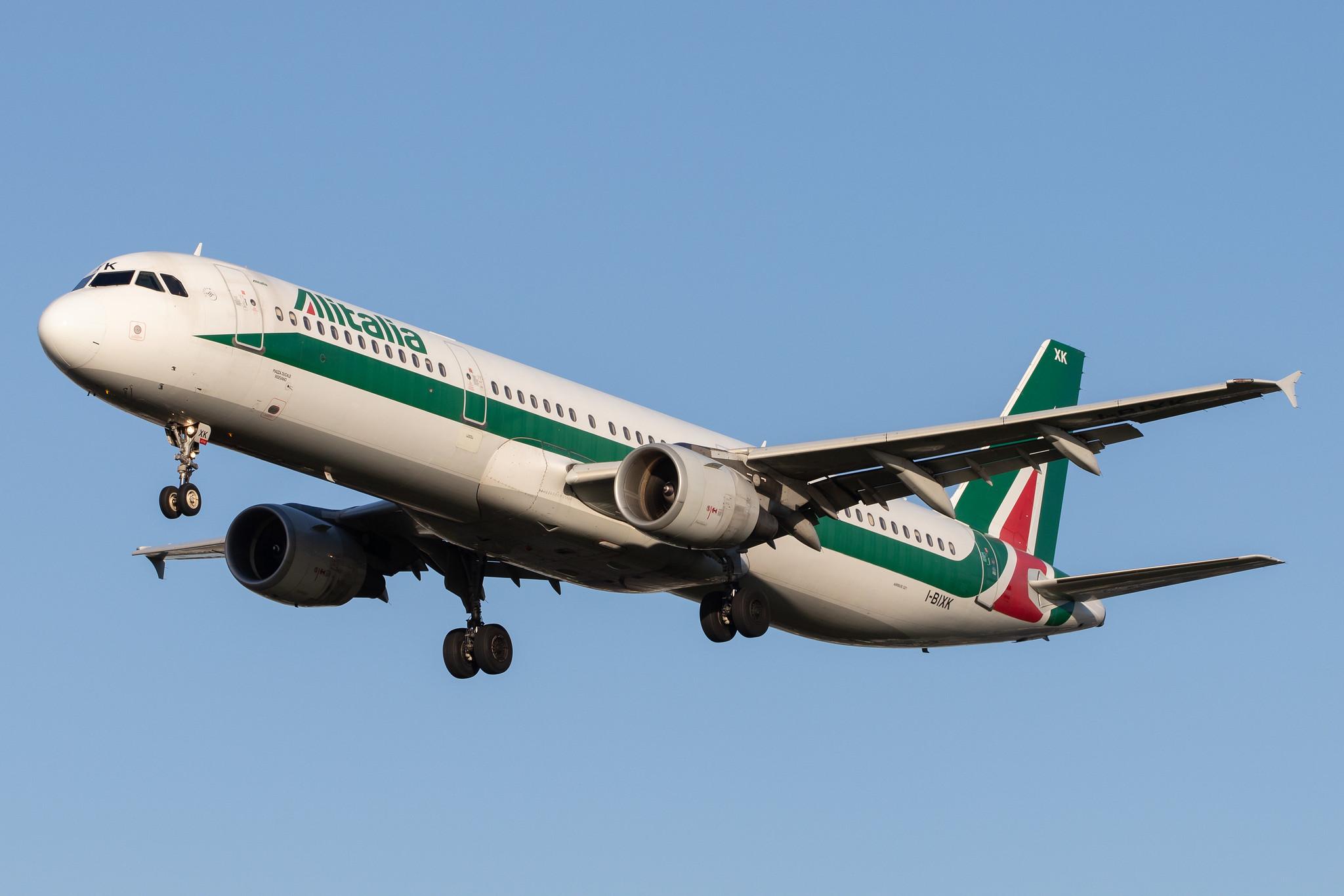 London Heathrow Airport: Alitalia (AZ / AZA) |  Airbus A321-112 A321 | I-BIXK | MSN 1220