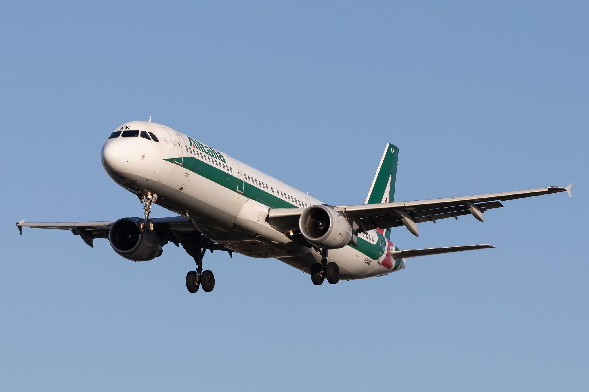 London Heathrow Airport: Alitalia (AZ / AZA) |  Airbus A321-112 A321 | I-BIXK | MSN 1220