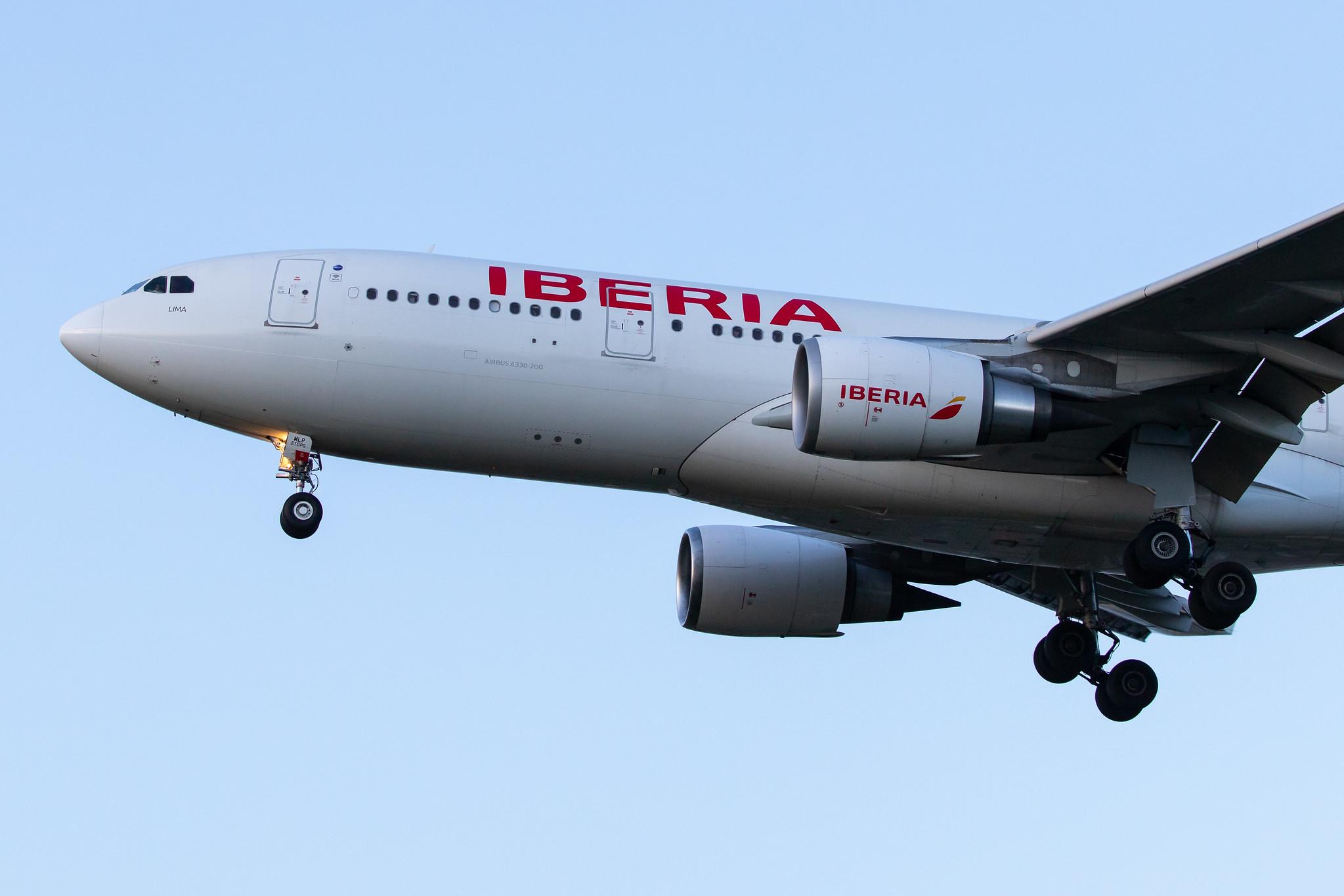 London Heathrow Airport: Iberia (IB / IBE) |  Airbus A330-202 A332 | EC-MLP | MSN 1740