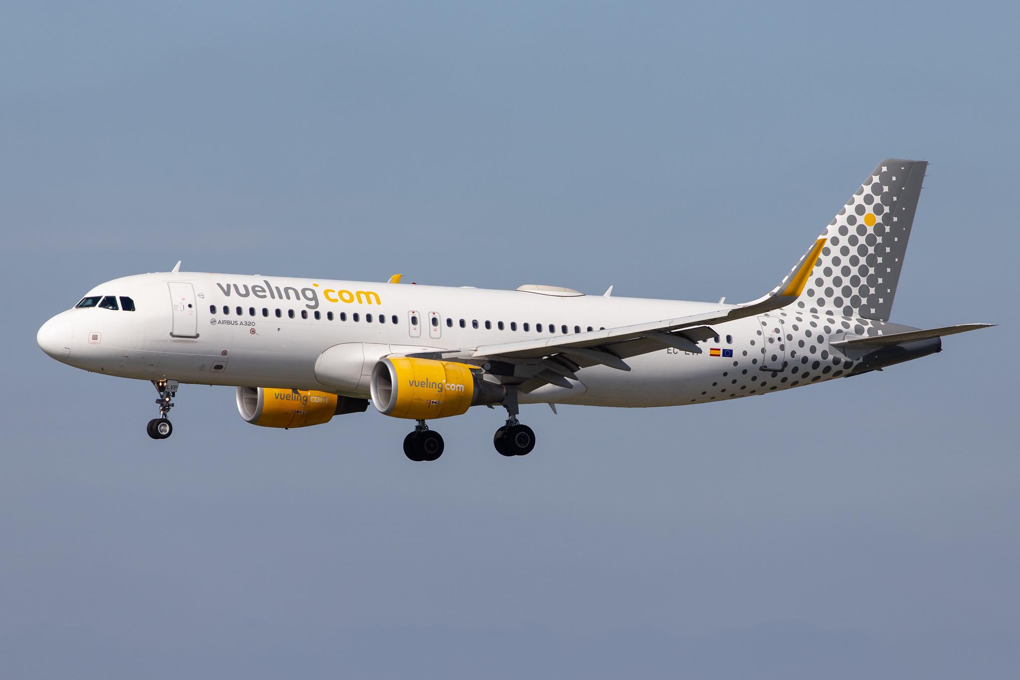 Hamburg Airport: Vueling (VY / VLG) |  Airbus A320-214 A320 | EC-LVP | MSN 5587