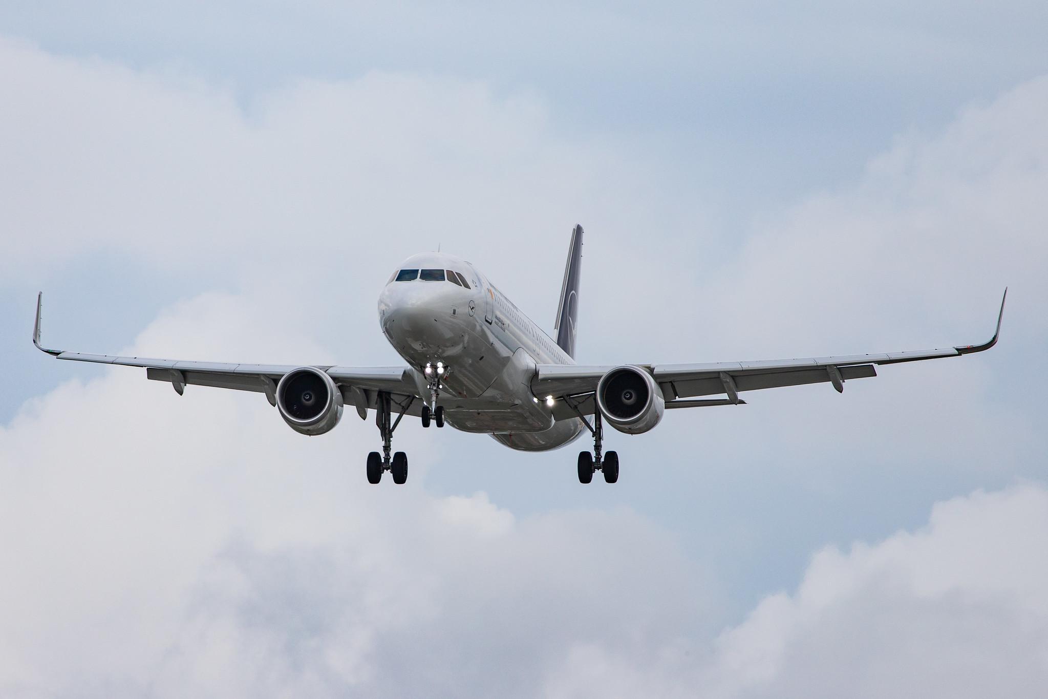 London Heathrow Airport: Lufthansa (LH / DLH) |  Airbus A320-214 A320 | D-AIWE | MSN 8680