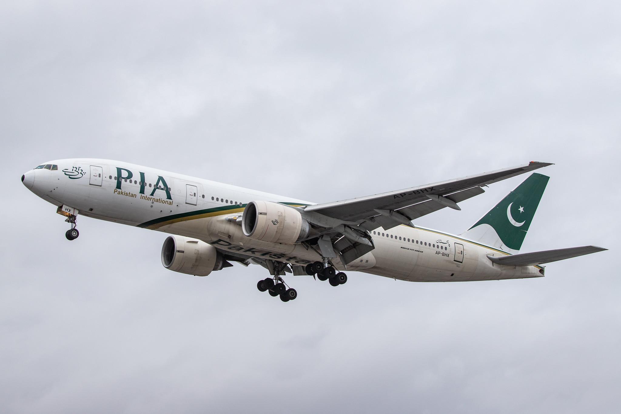 London Heathrow Airport: Pakistan International Airlines (PK / PIA) |  Boeing 777-240(ER) B772 | AP-BHX | MSN 35296