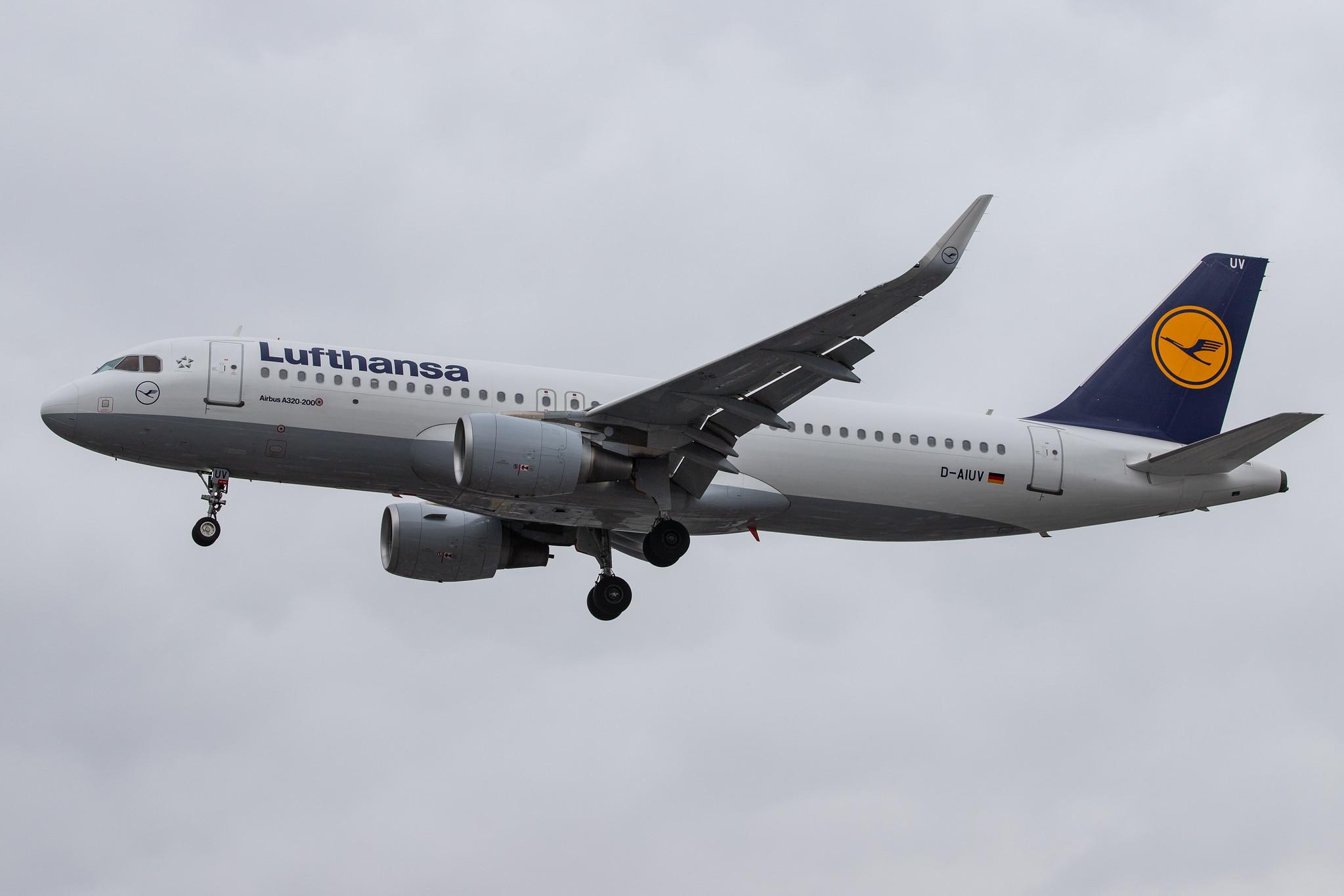 London Heathrow Airport: Lufthansa (LH / DLH) |  Airbus A320-214 A320 | D-AIUV | MSN 7174