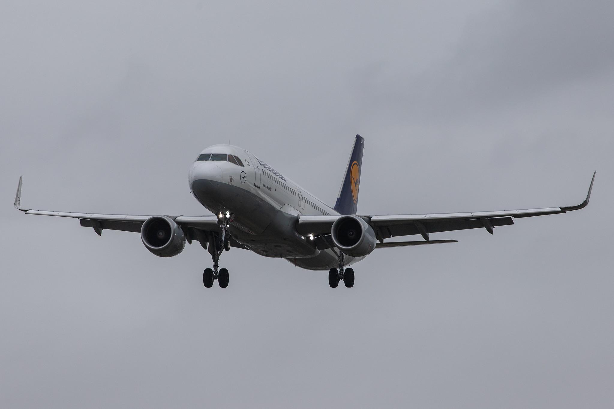 London Heathrow Airport: Lufthansa (LH / DLH) |  Airbus A320-214 A320 | D-AIUV | MSN 7174