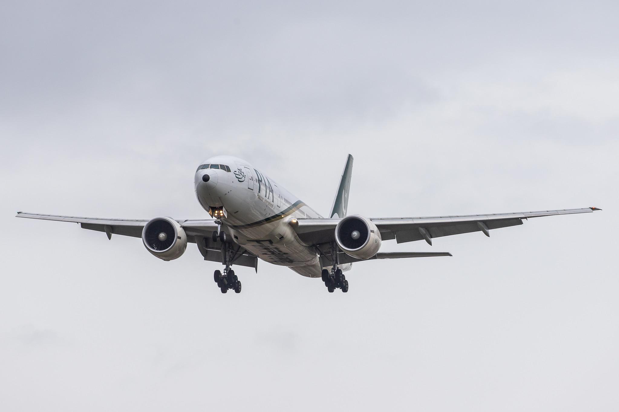 London Heathrow Airport: Pakistan International Airlines (PK / PIA) |  Boeing 777-240(ER) B772 | AP-BHX | MSN 35296