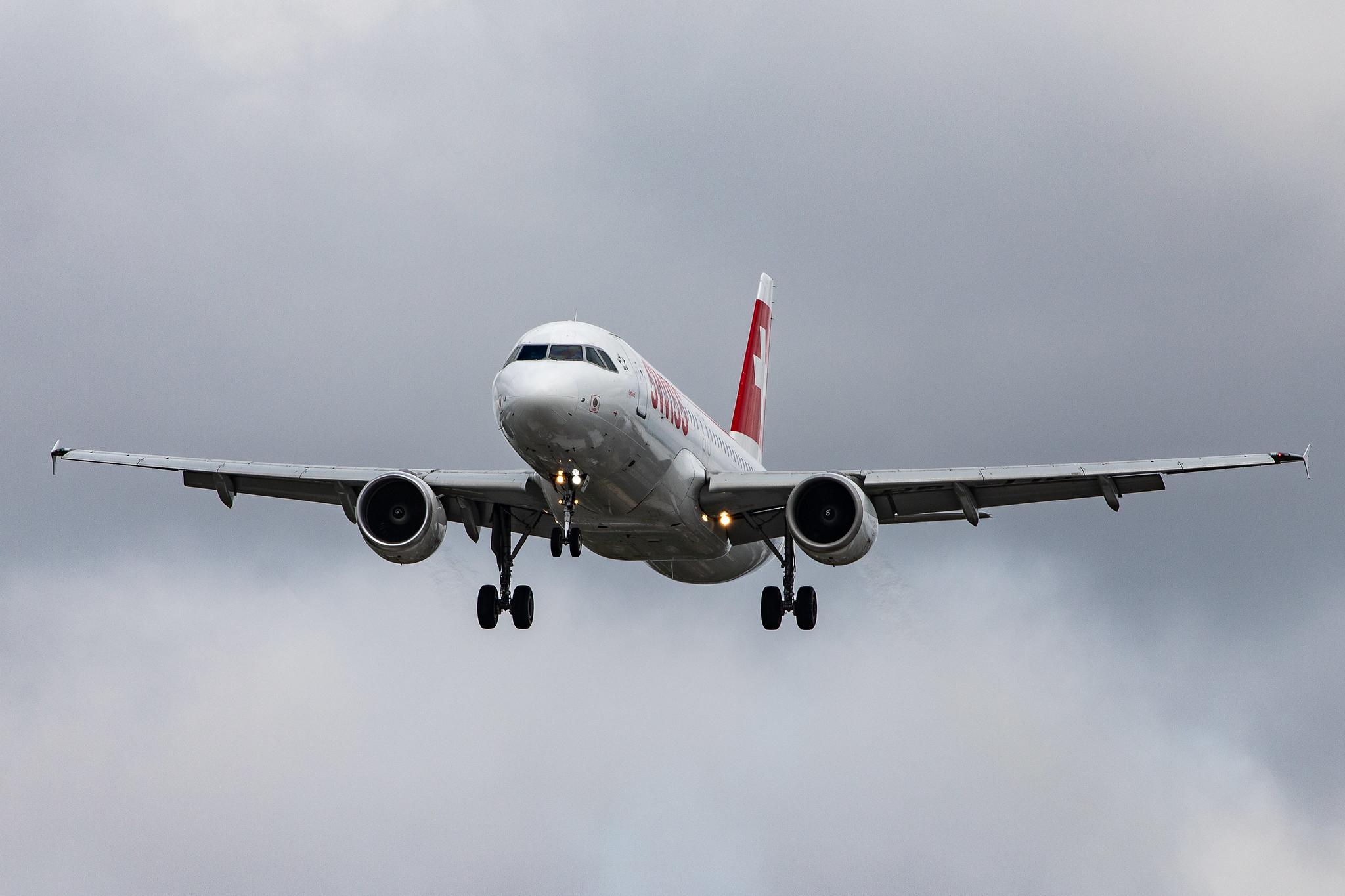 London Heathrow Airport: Swiss (LX / SWR) |  Airbus A320-214 A320 | HB-IJP | MSN 0681