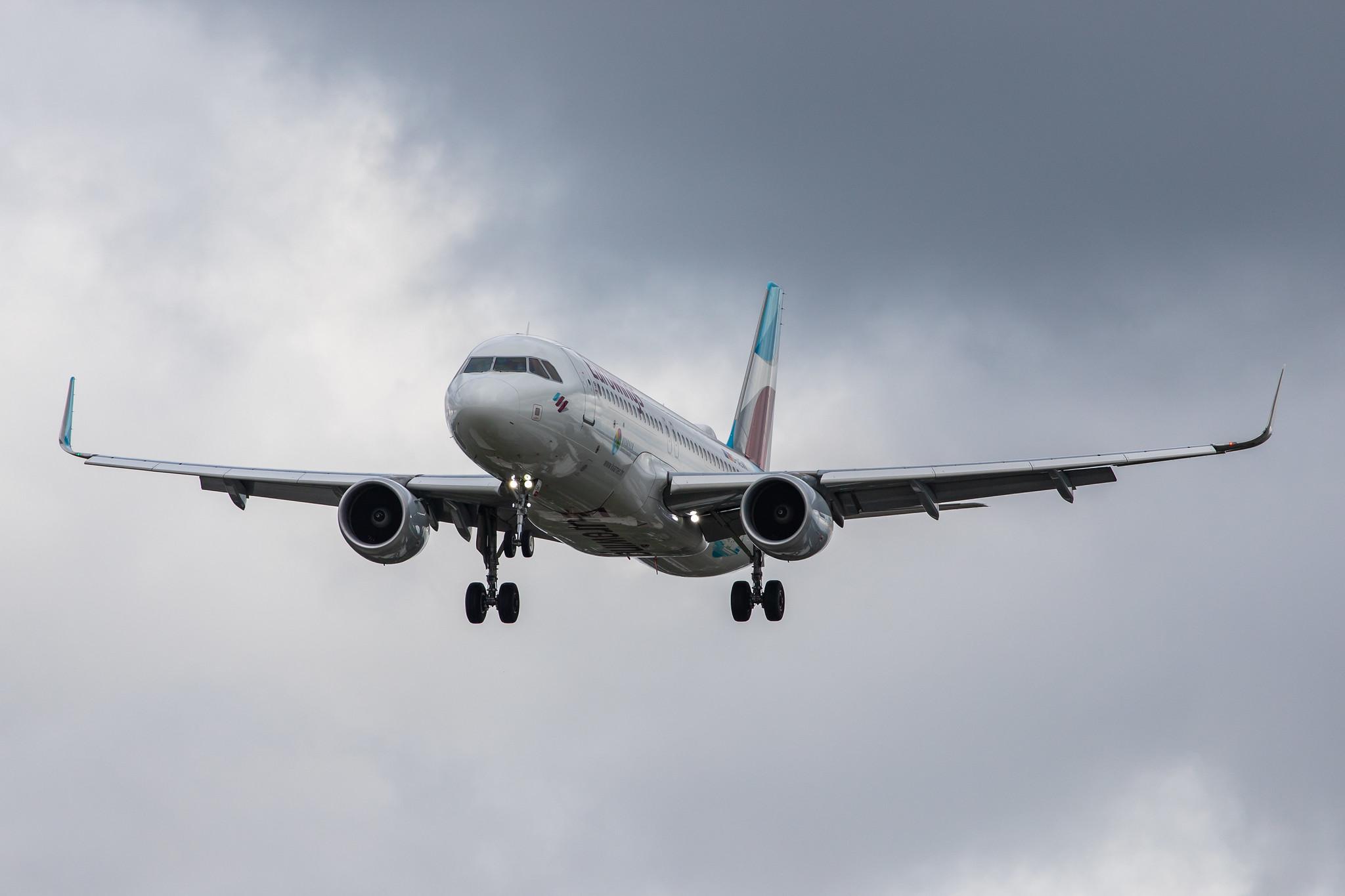 London Heathrow Airport: Eurowings (EW / EWG) |  Airbus A320-214 A320 | D-AEWK | MSN 7261