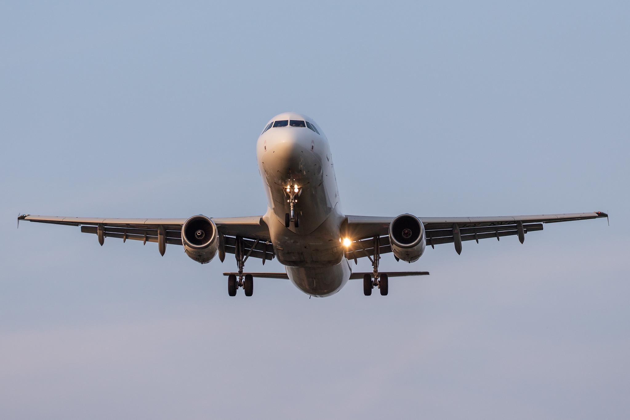 Hamburg Airport: Onur Air (8Q / OHY) | Operator: Avion Express |  Airbus A321-231 A321 | LY-NVQ | MSN 1946