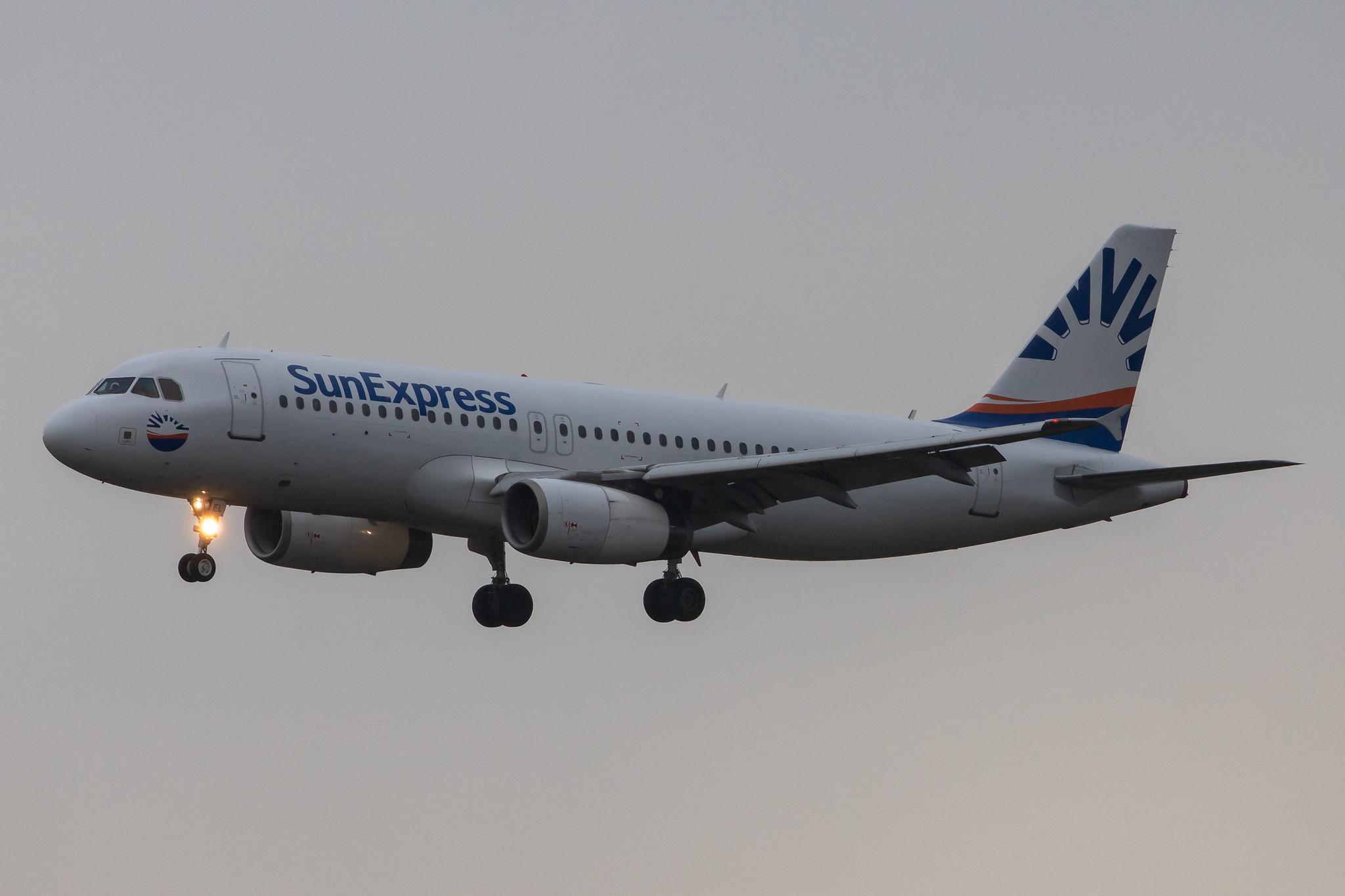 Hamburg Airport: SunExpress (XQ / SXS) | Operator: Avion Express |  Airbus A320-232 A320 | LY-VEL | MSN 1998