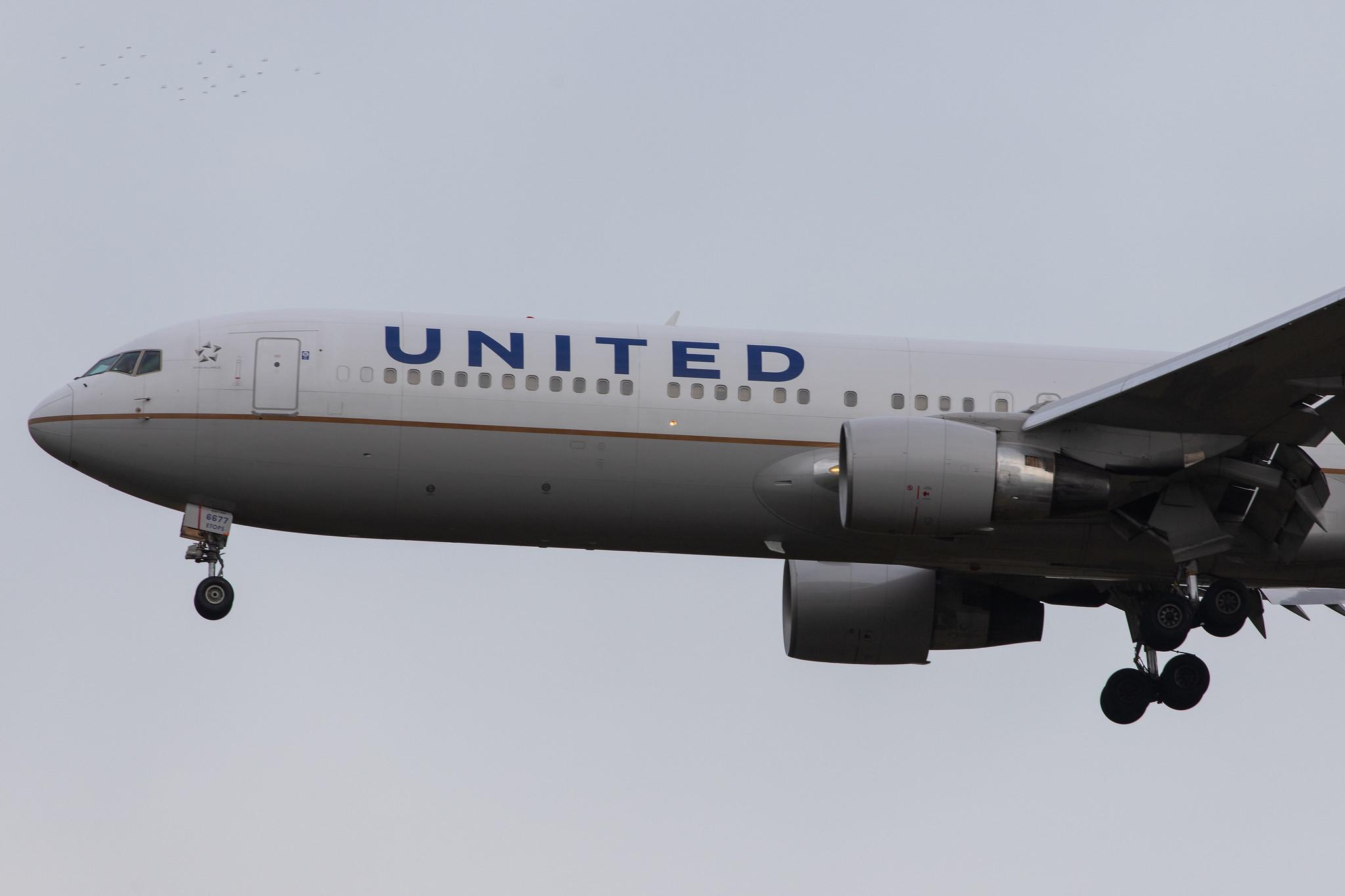 London Heathrow Airport: United Airlines (UA / UAL) |  Boeing 767-322(ER) B763 | N677UA | MSN 30029