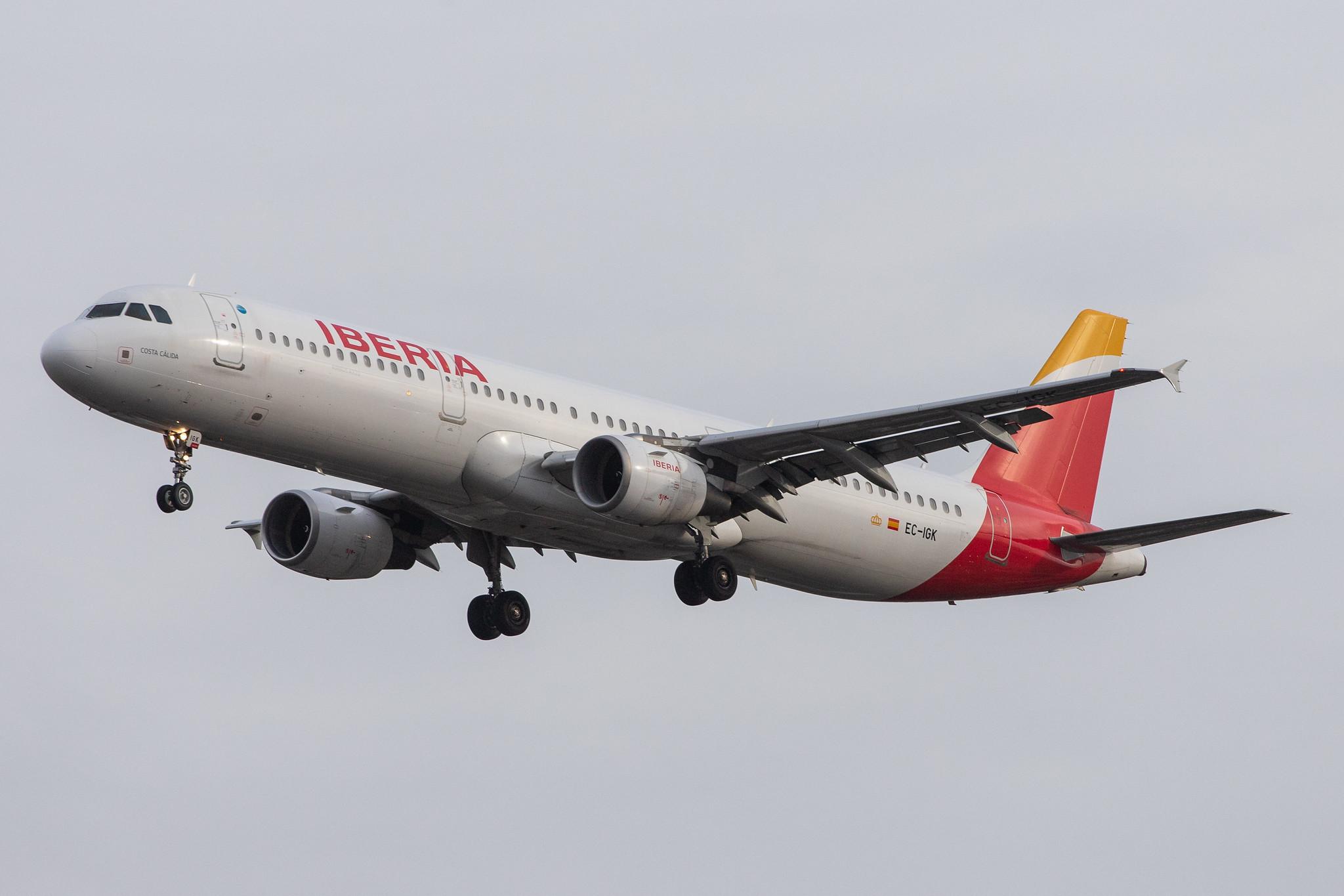 London Heathrow Airport: Iberia (IB / IBE) |  Airbus A321-213 A321 | EC-IGK | MSN 1572
