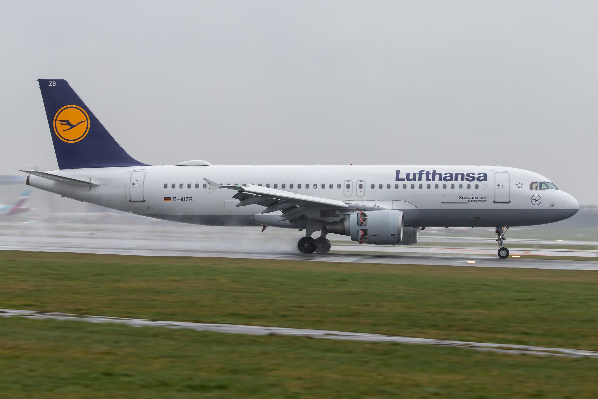 Hamburg Airport Apron: Lufthansa (LH / DLH) |  Airbus A320-214 A320 | D-AIZB | MSN 4120