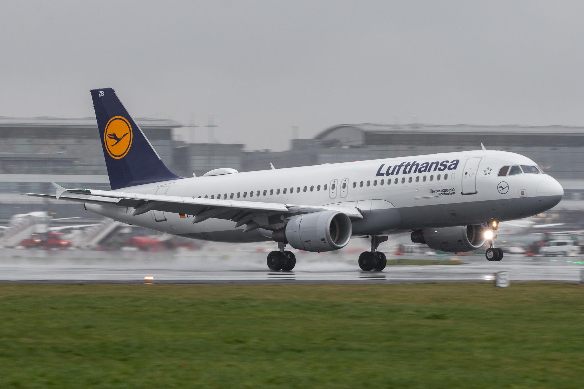 Hamburg Airport Apron: Lufthansa (LH / DLH) |  Airbus A320-214 A320 | D-AIZB | MSN 4120