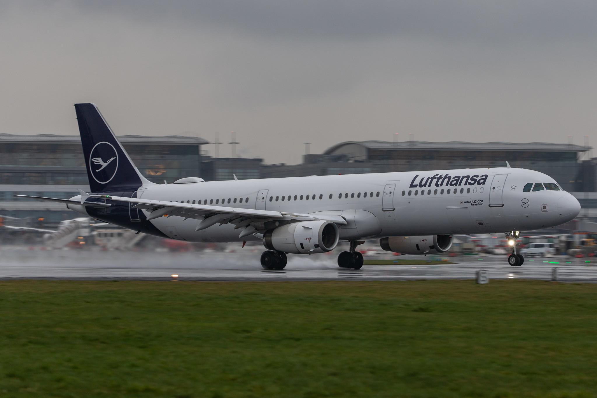 Hamburg Airport Apron: Lufthansa (LH / DLH) |  Airbus A321-231 A321 | D-AIDJ | MSN 4792