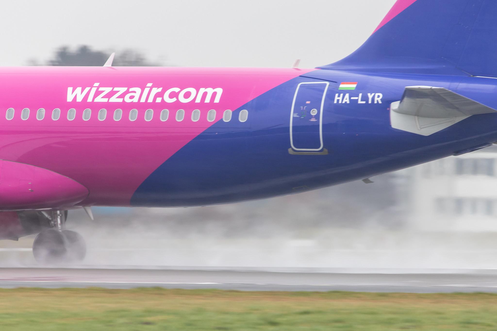 Hamburg Airport Apron: Wizz Air (W6 / WZZ) |  Airbus A320-232 A320 | HA-LYR | MSN 6631